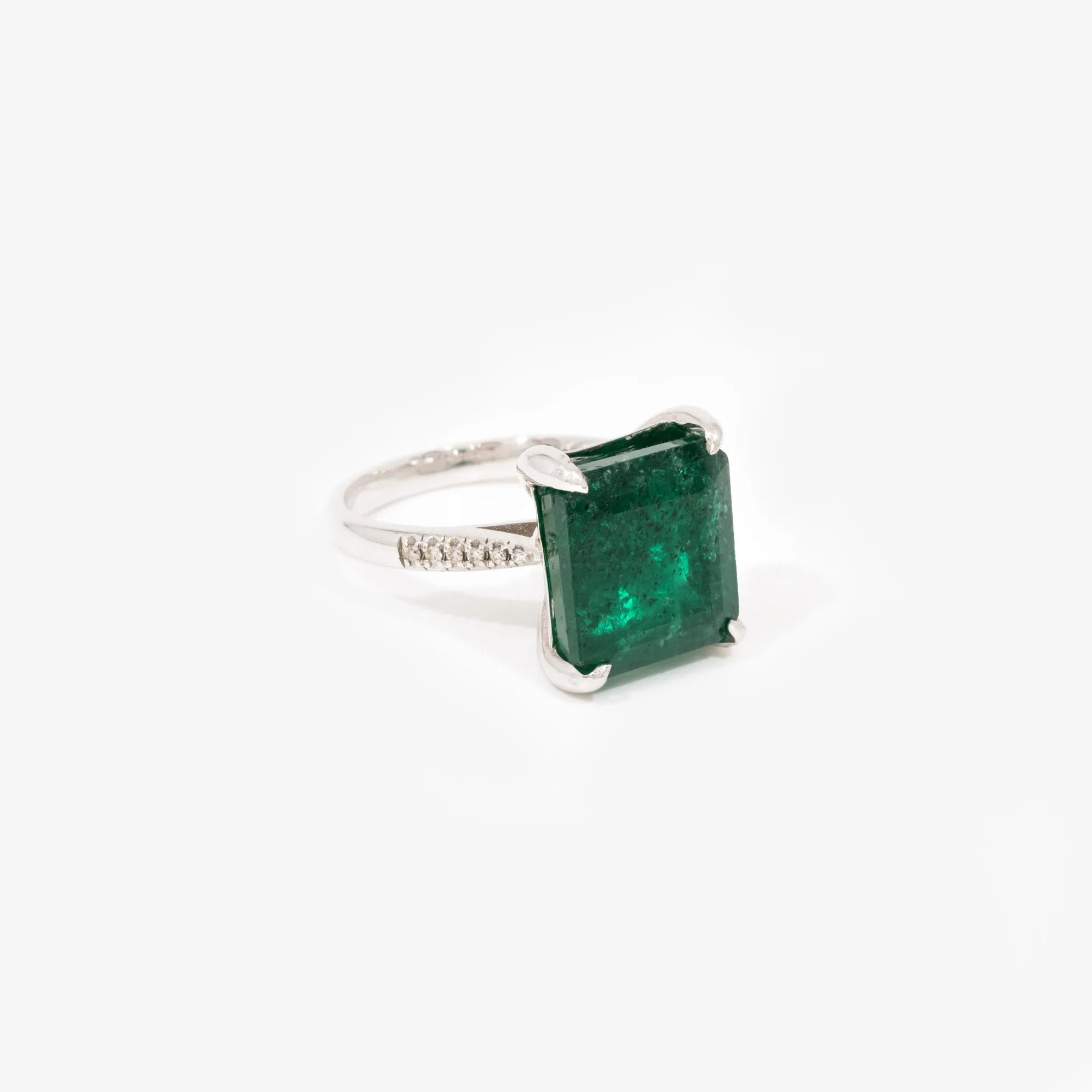 White gold ring, decorated with an emerald and diamonds