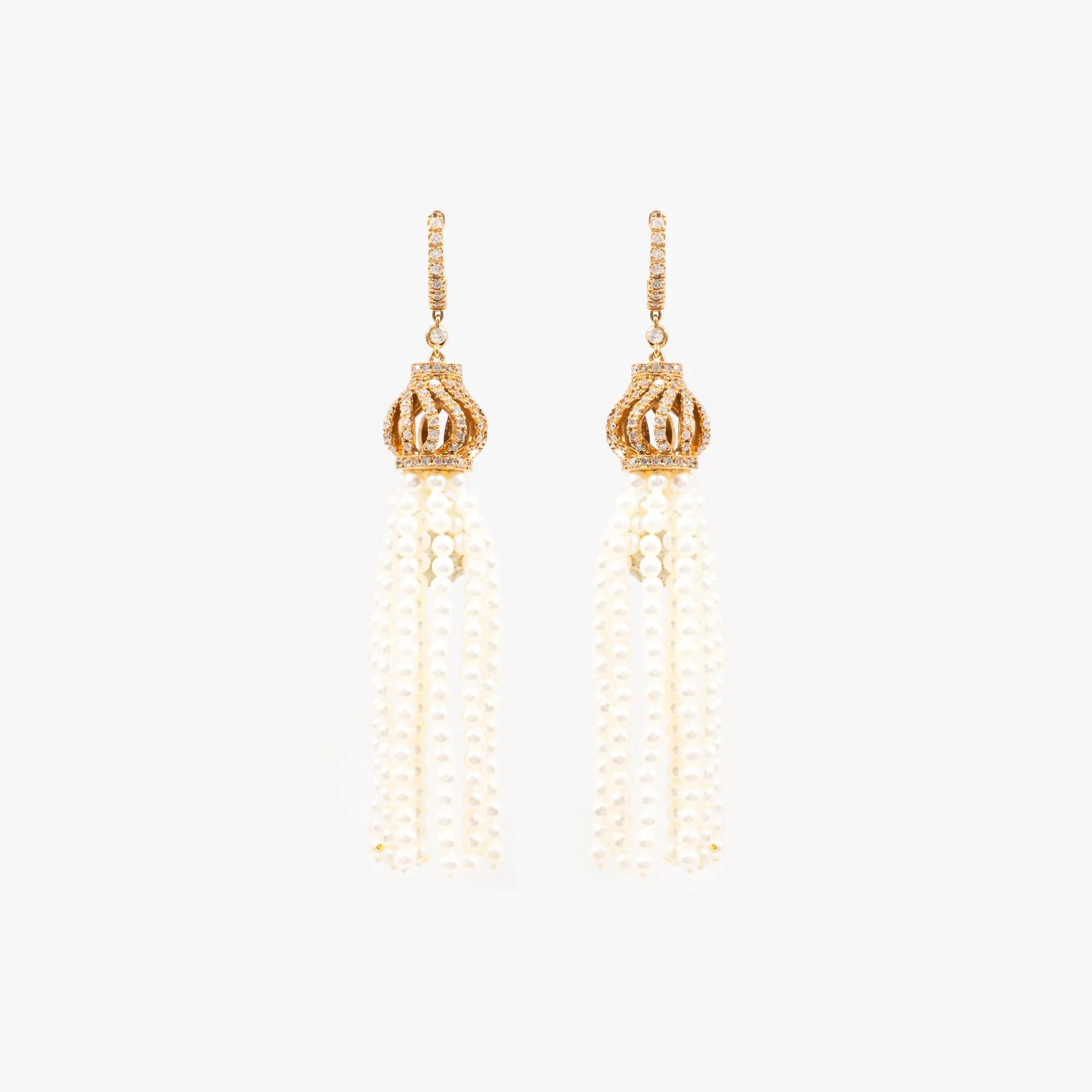 Pair of rose gold earrings decorated with diamonds and pearls