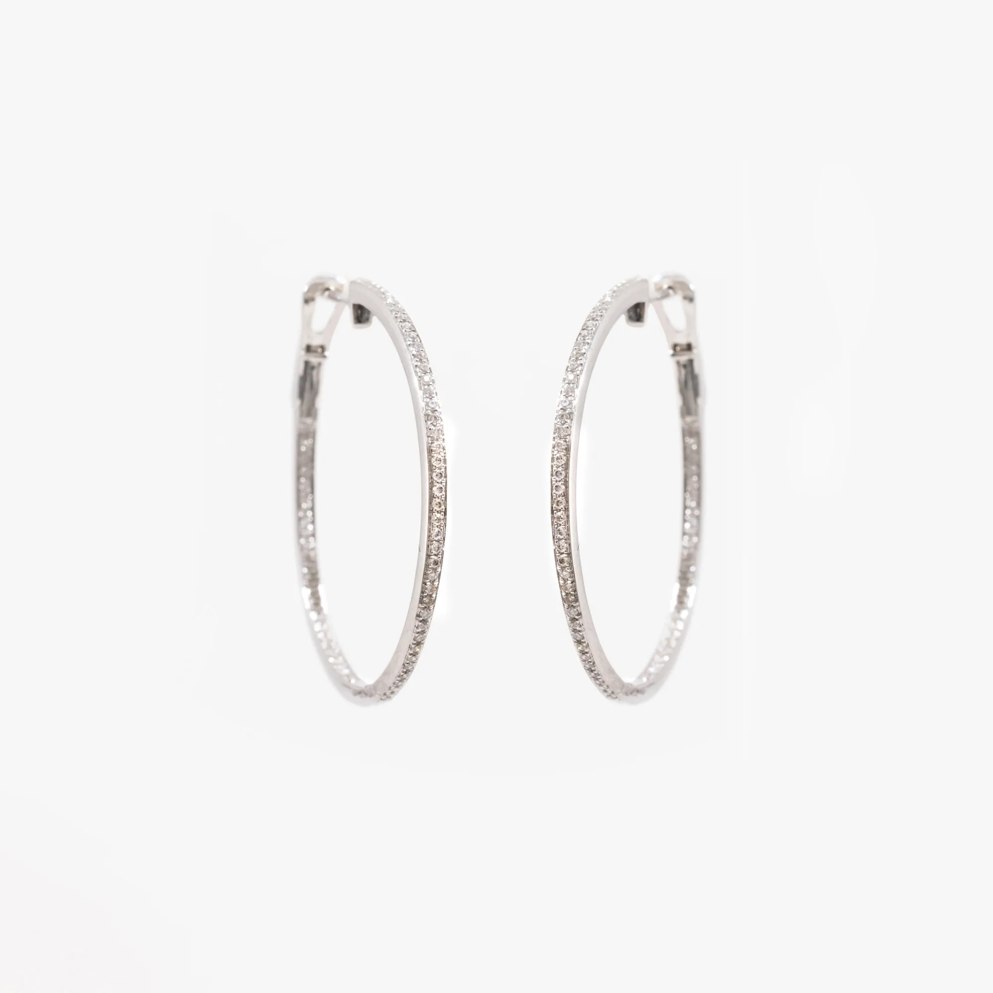 Hoop earrings din aur alb, decorată cu diamante, însoțit de certificat gemologic suplimentar
