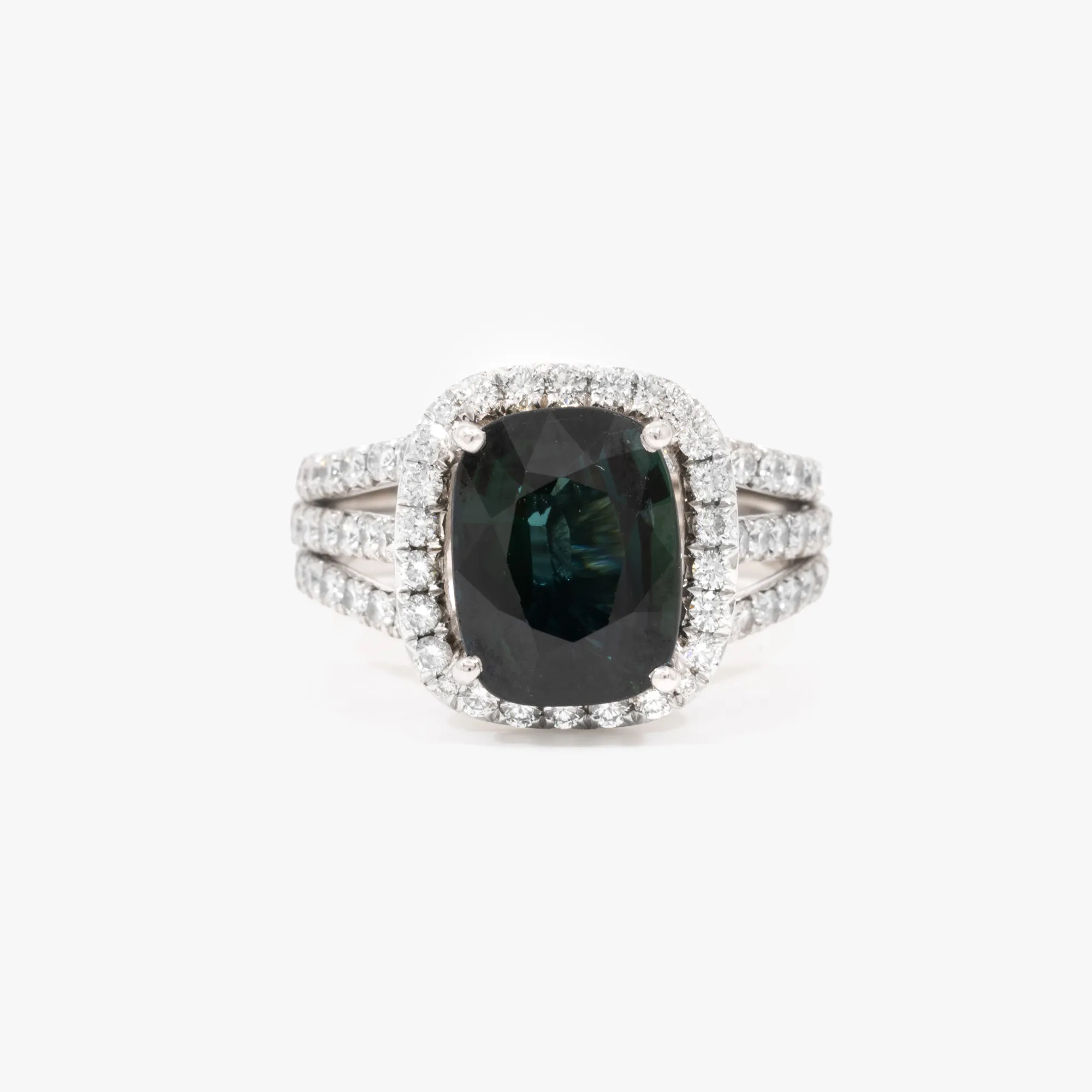 Inel din aur alb și platină, decorat cu safir anturat de diamante