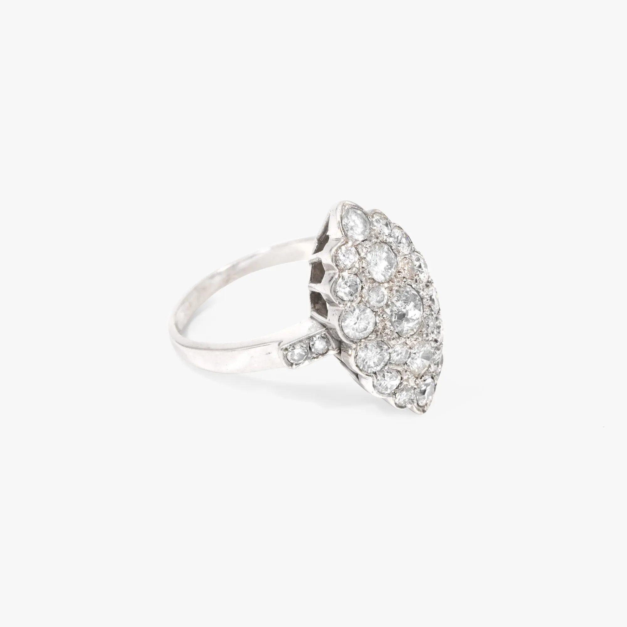 Inel din aur alb, decorat cu diamante