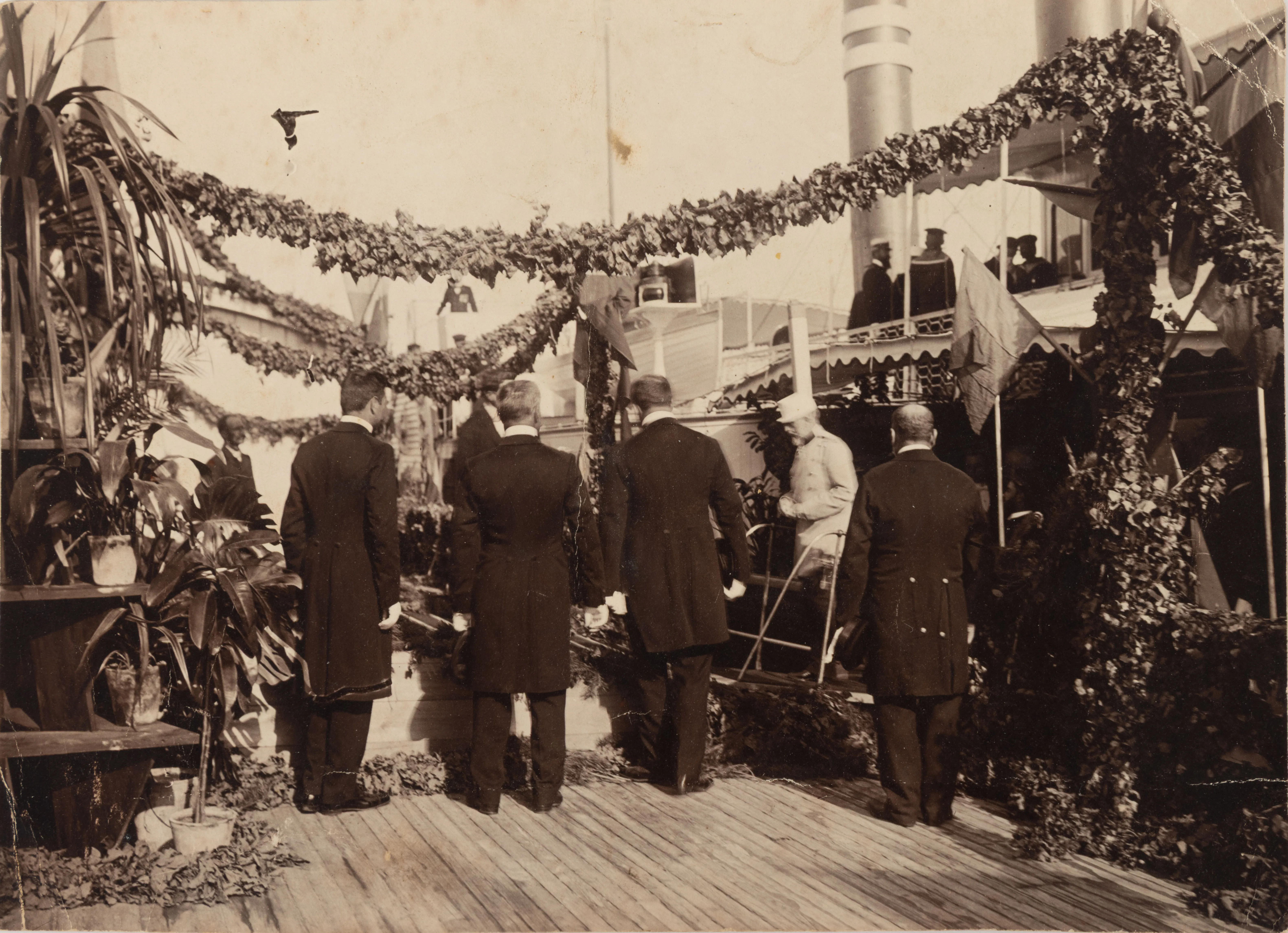 Fotografie ilustrându-l pe Regele Carol I al României coborând de pe iahtul regal la Sulina, întâmpinat de autorități, 1904