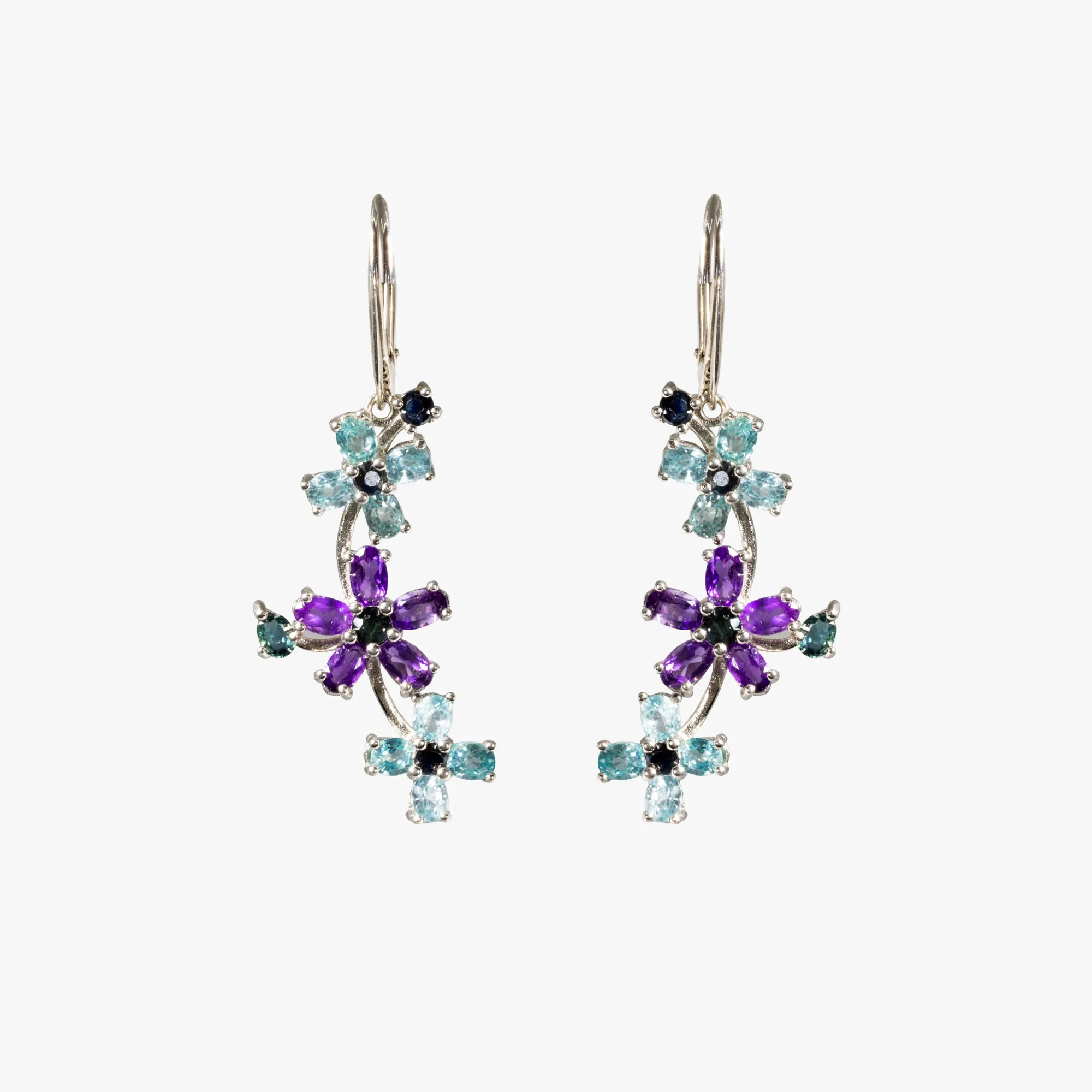Pair of silver earrings in the shape of flowers, decorated with amethysts, sapphires, and blue zircon.
