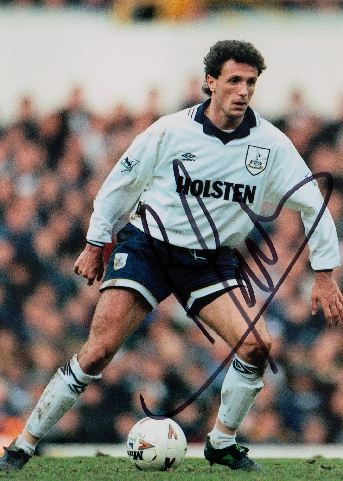 Fotografie reprezentându-l pe Gică Popescu, în echipament Tottenham Hotspur FC, cu semnătura olografă a sportivului, înrămată