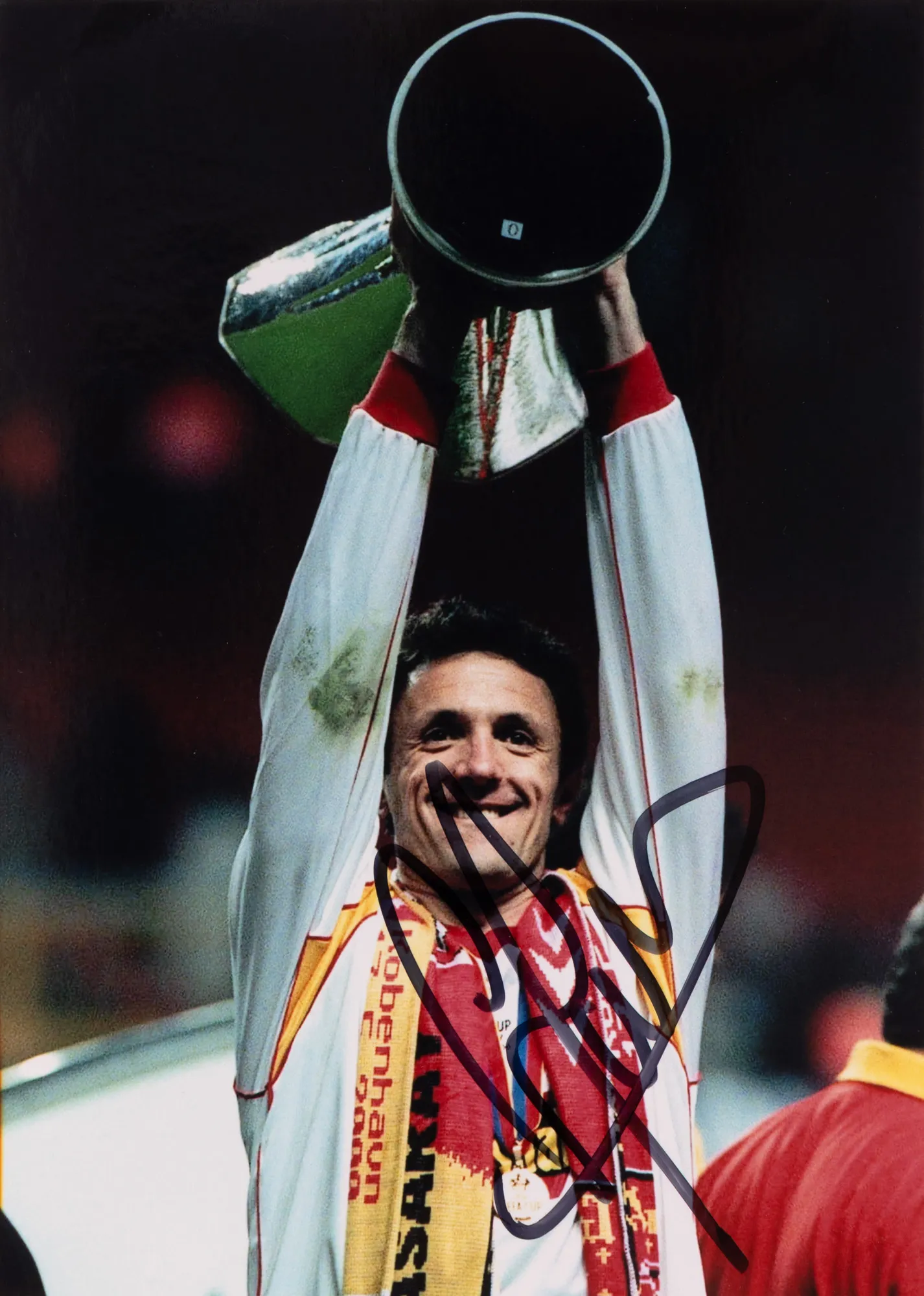 Fotografie reprezentându-l pe Gică Popescu, în echipament Galatasaray, cu semnătura olografă a sportivului, înrămată