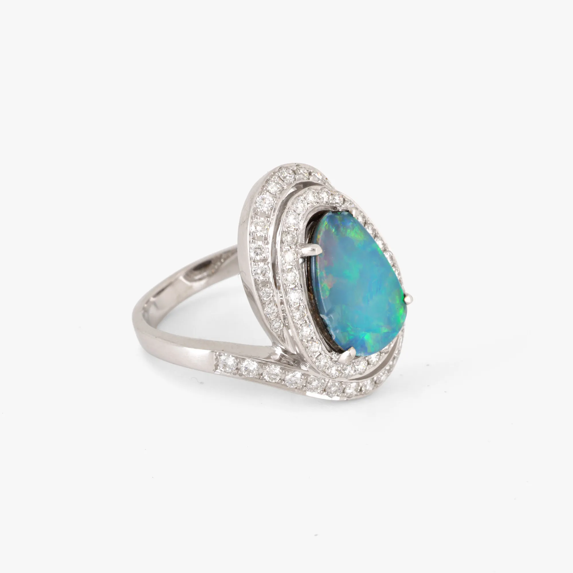 Inel din aur alb, decorat cu opal australian și diamante
