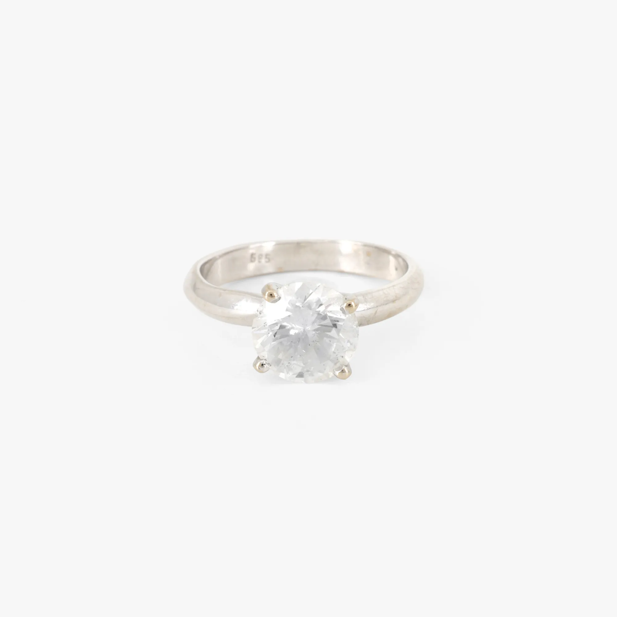 White gold ring, adorned with a solitaire diamond of approx. 2.0 ct., accompanied by a GCI gemological certificate