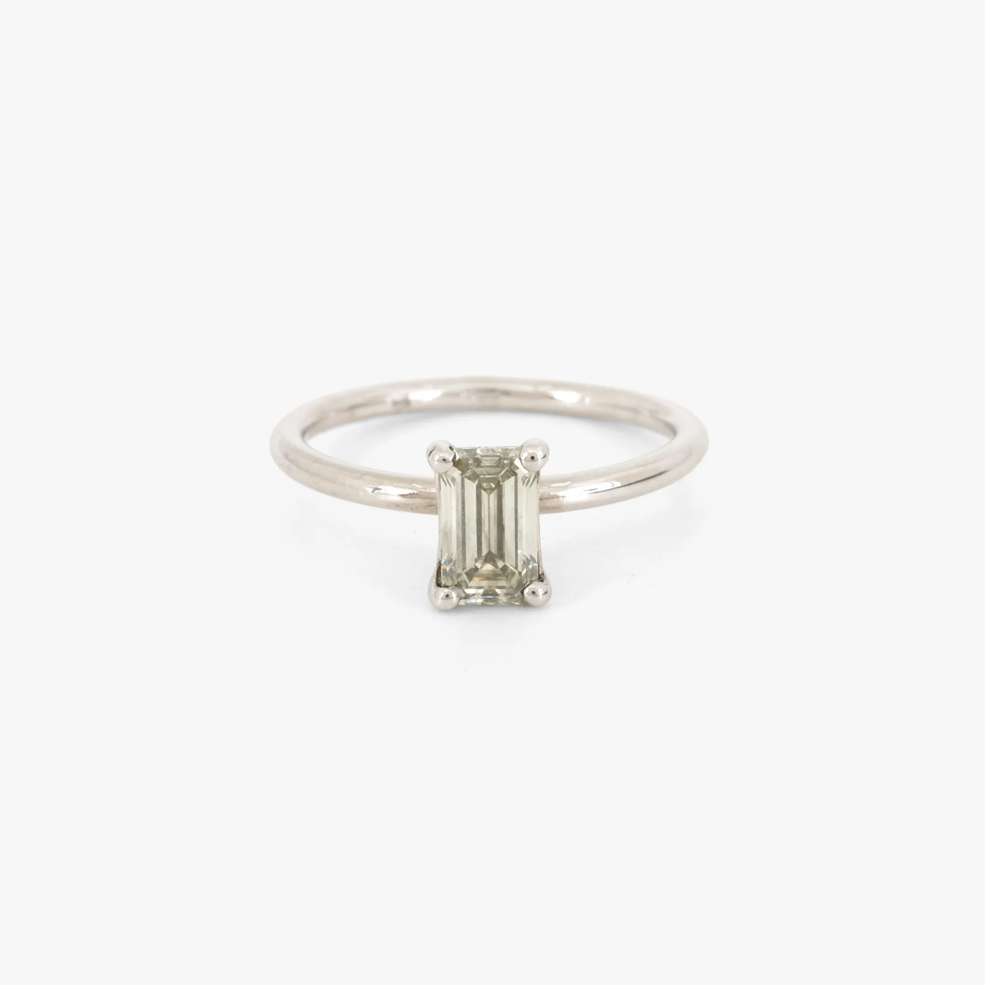 White gold ring, centrally decorated with a fancy diamond, approx. 1.01 ct., accompanied by an IGI gemological certificate