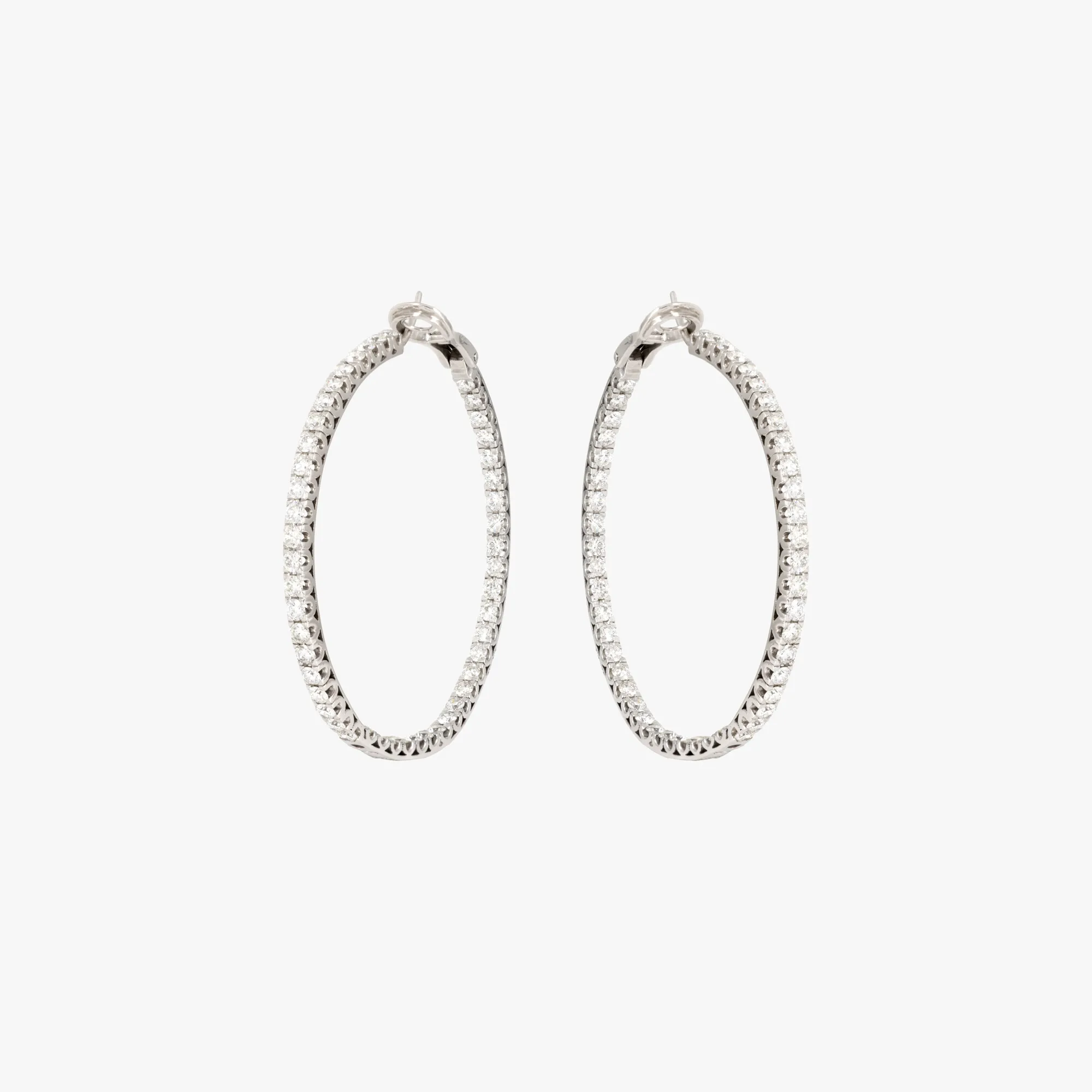 Pereche de cercei din aur alb, decorată cu diamante de cca. 8,00 ct., însoțită de certificat gemologic suplimentar