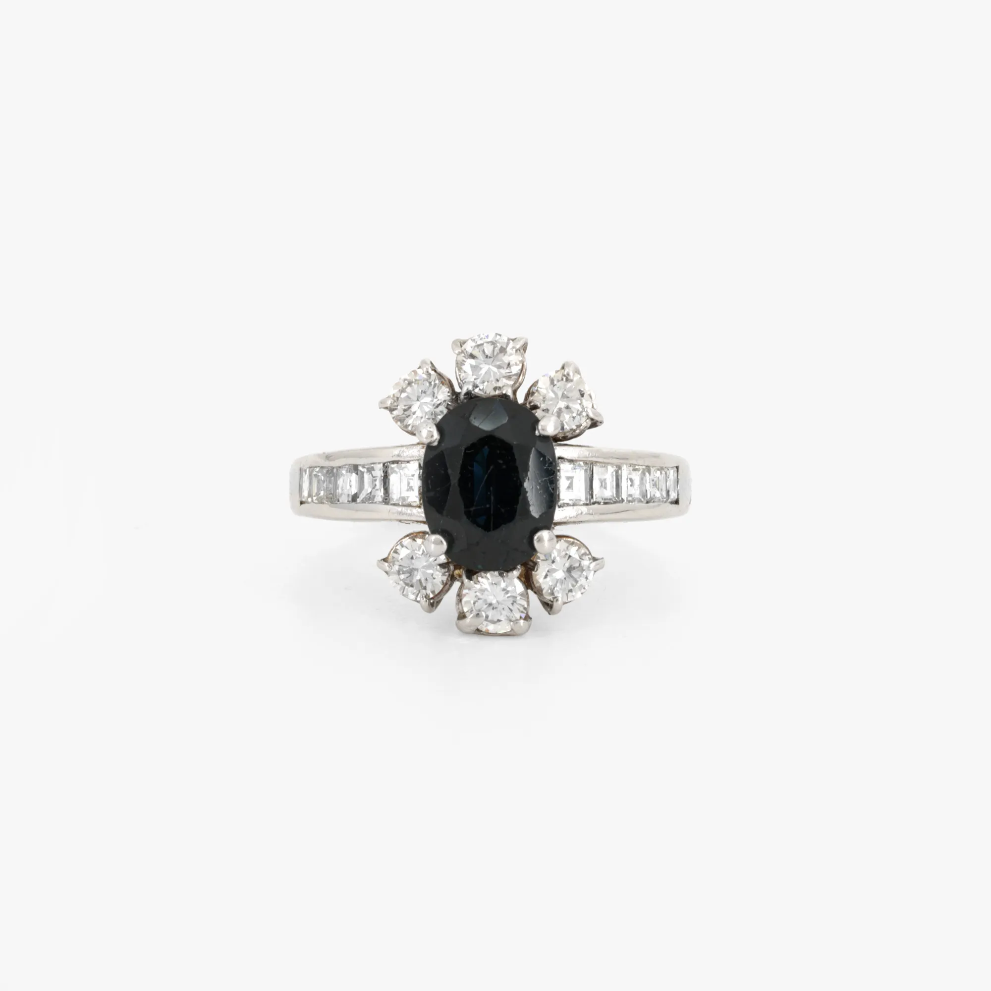 White gold ring, decorated with sapphire and diamonds, accompanied by additional gemological certificate
