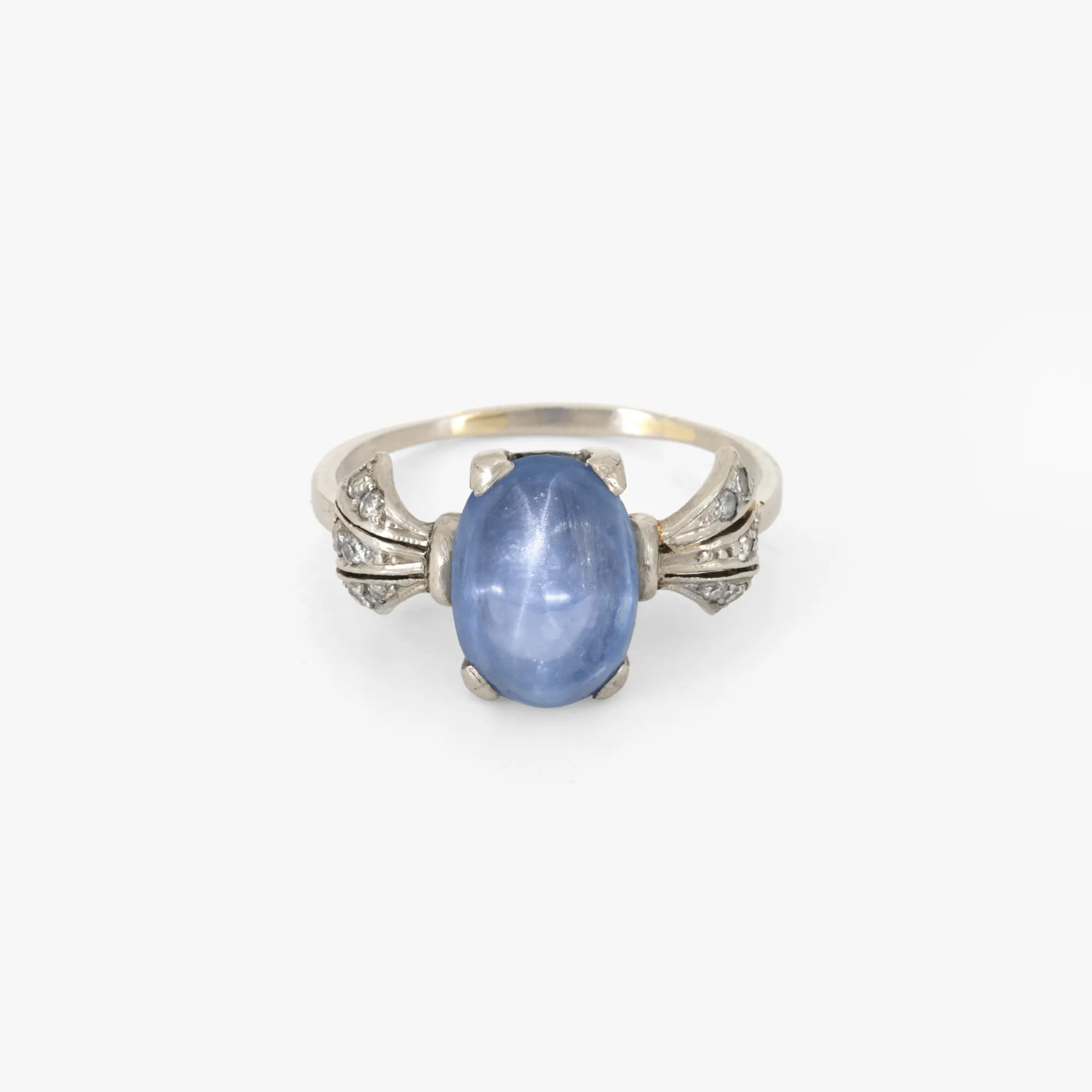 Inel Art Deco din platină, decorat cu un safir stea și diamante, cca. 1930