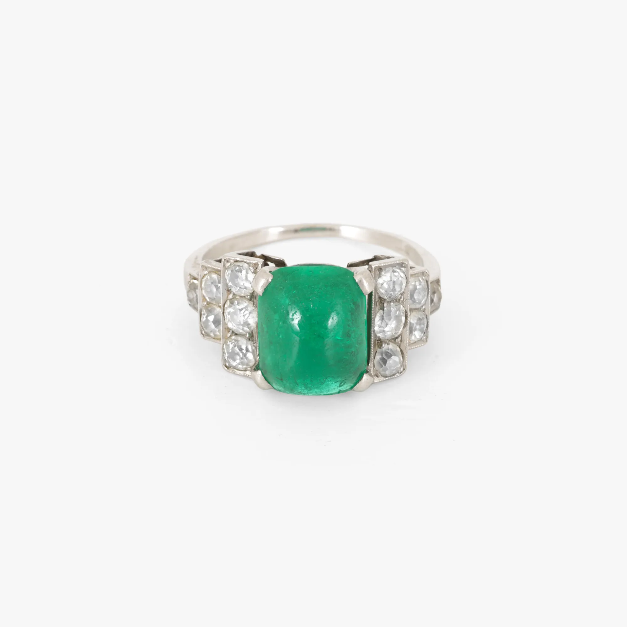 Art Deco platinum ring, decorated with a superb emerald and adjoining diamonds, cca. 1930