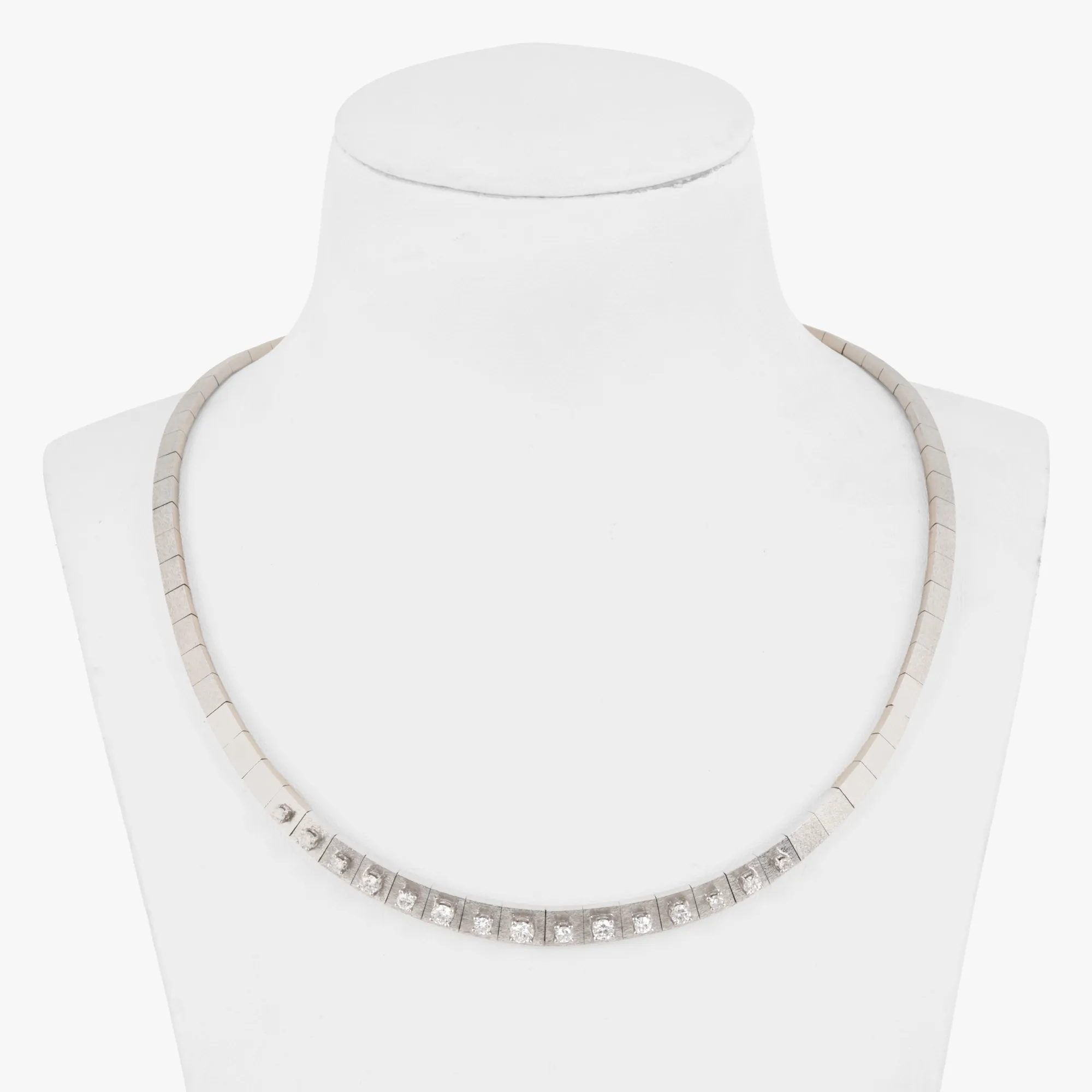 White gold necklace, decorated with diamonds