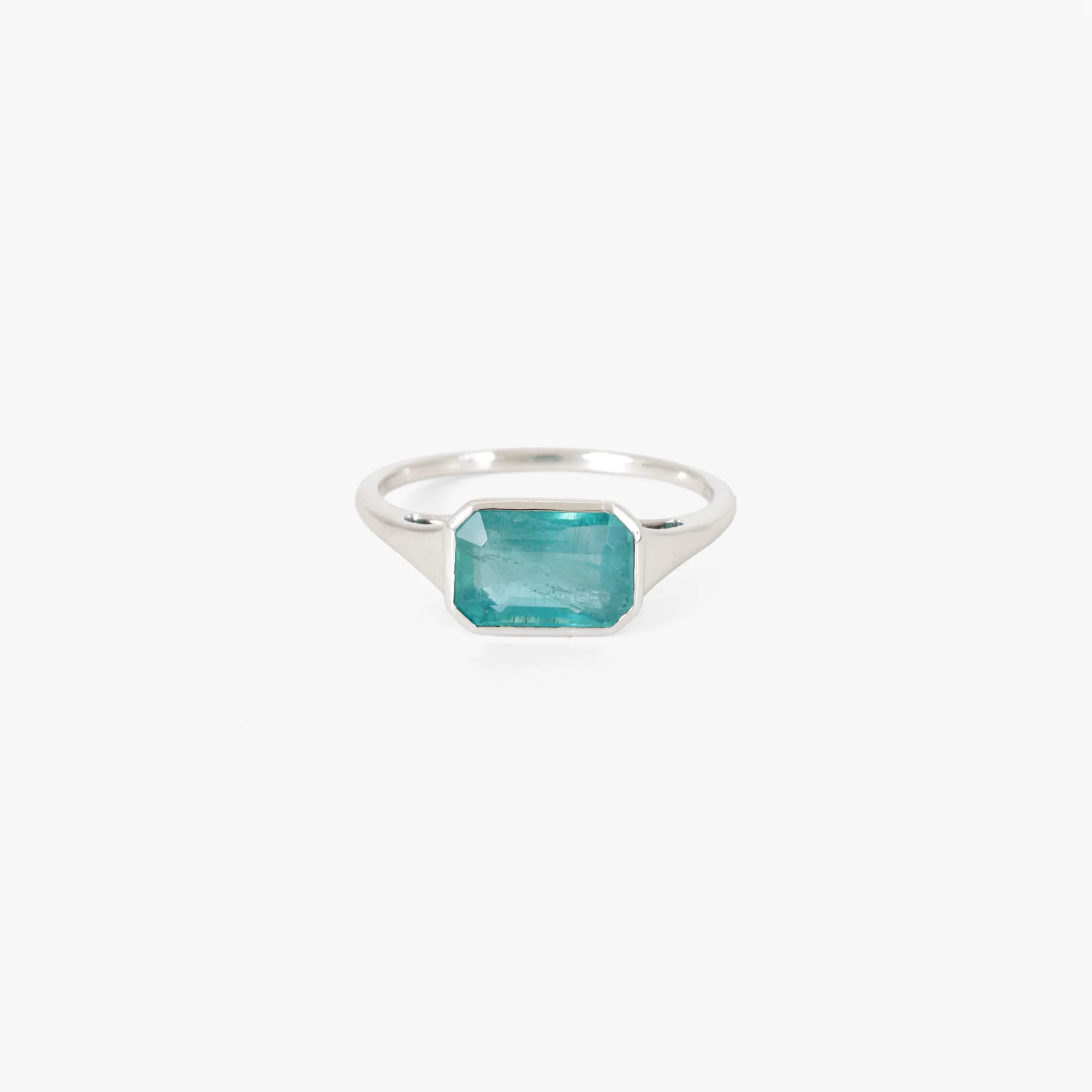 White gold ring, decorated with emerald, accompanied by IGI gemological certificate