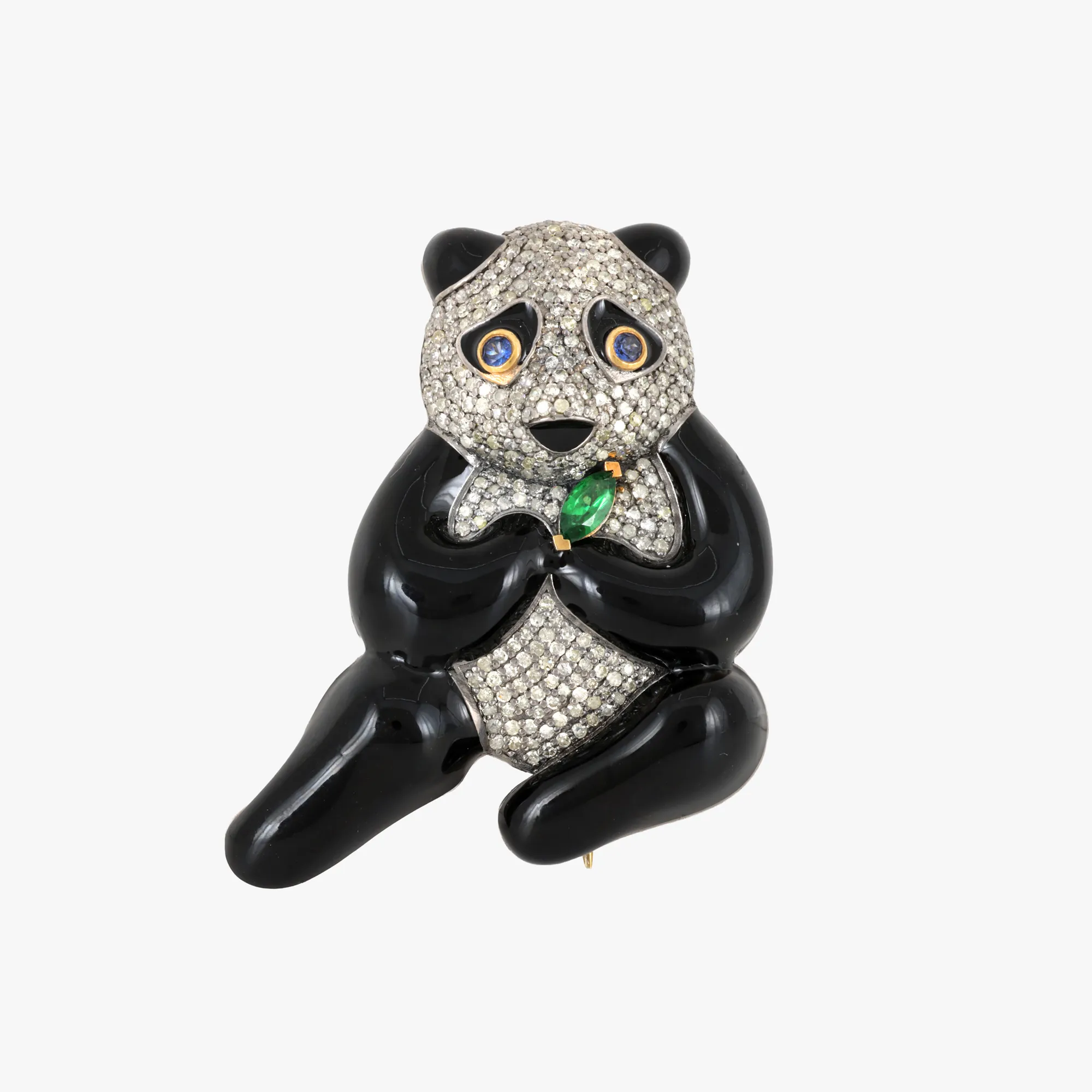 Broșă din argint, realizată în formă de urs panda, ornată cu pavaj de diamante, tsavorit și safire
