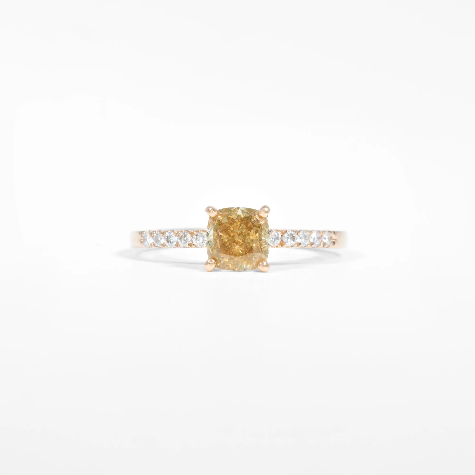 Inel din aur roz, decorat cu diamant fancy și diamante, însoțit de certificat gemologic GCI