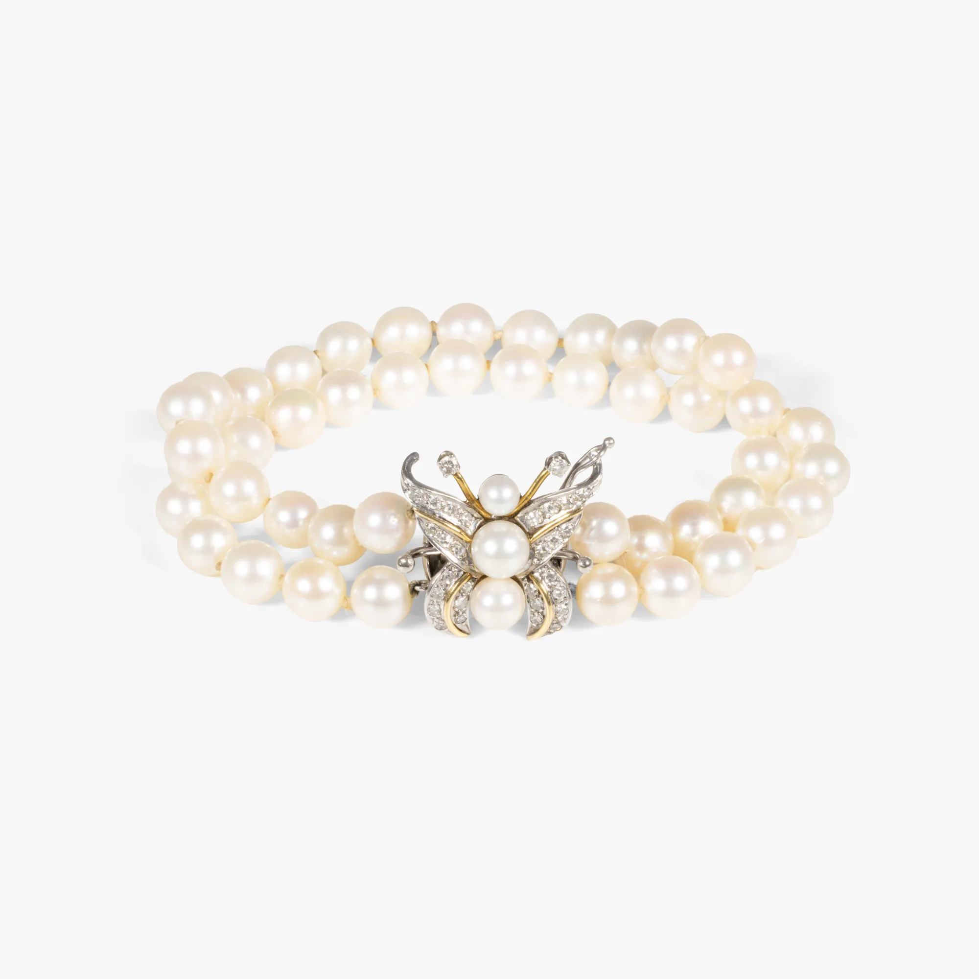 Pearl bracelet decorated with a detachable white gold clasp in the shape of a butterfly, adorned with diamonds