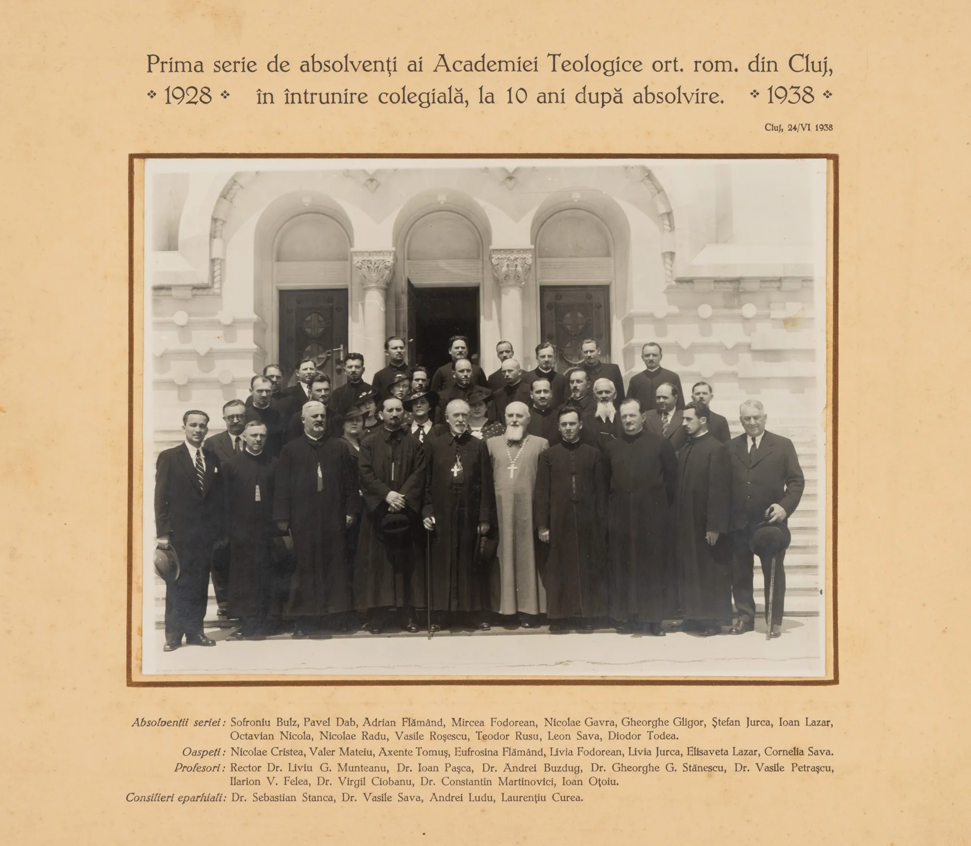 Fotografie ilustrând promoția 1928 a Academiei Teologice Ortodoxe Române din Cluj la reuniunea de 10 ani după absolvire, 1938, cu o dedicație olografă a unuia din participanți