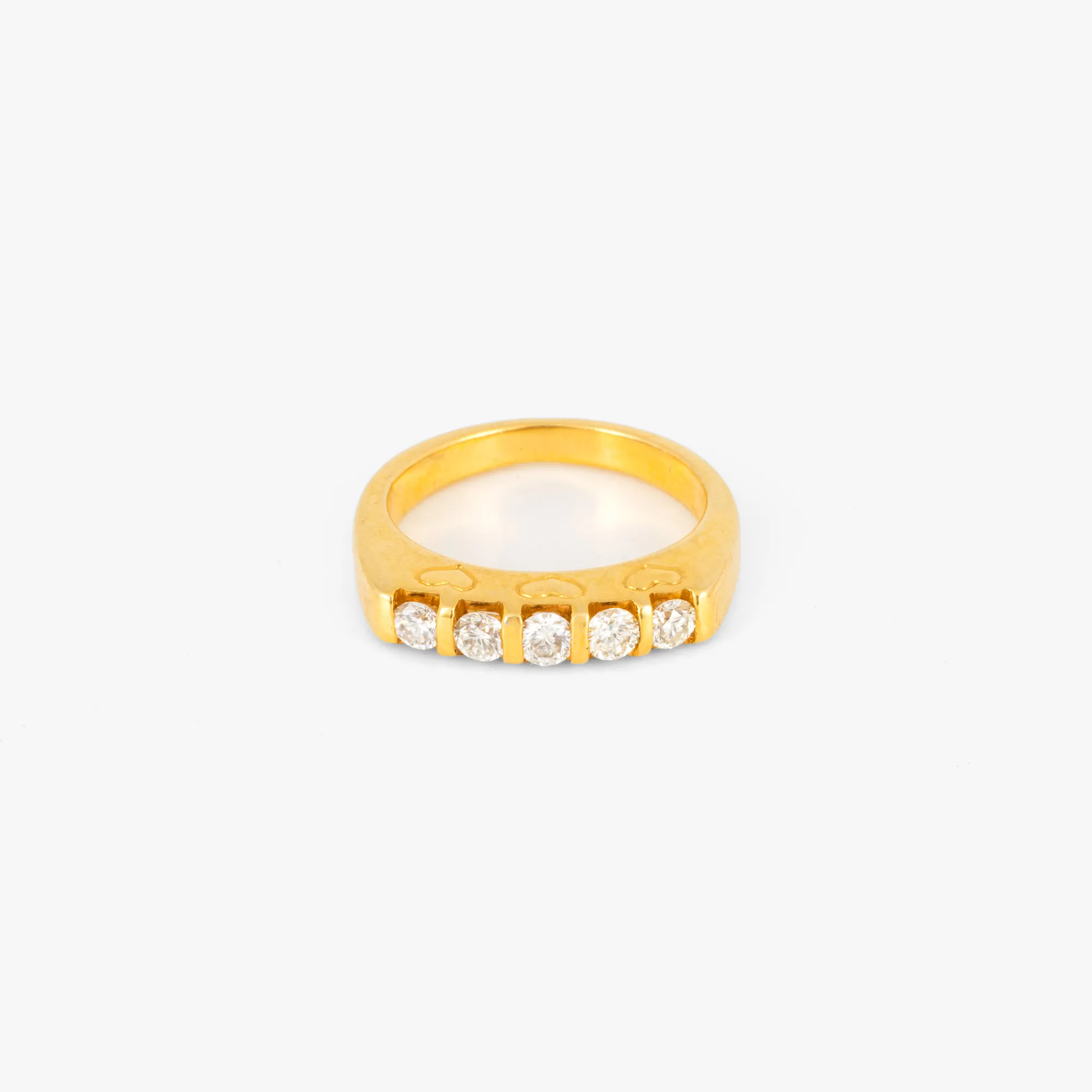 Gold ring, decorated with diamonds
