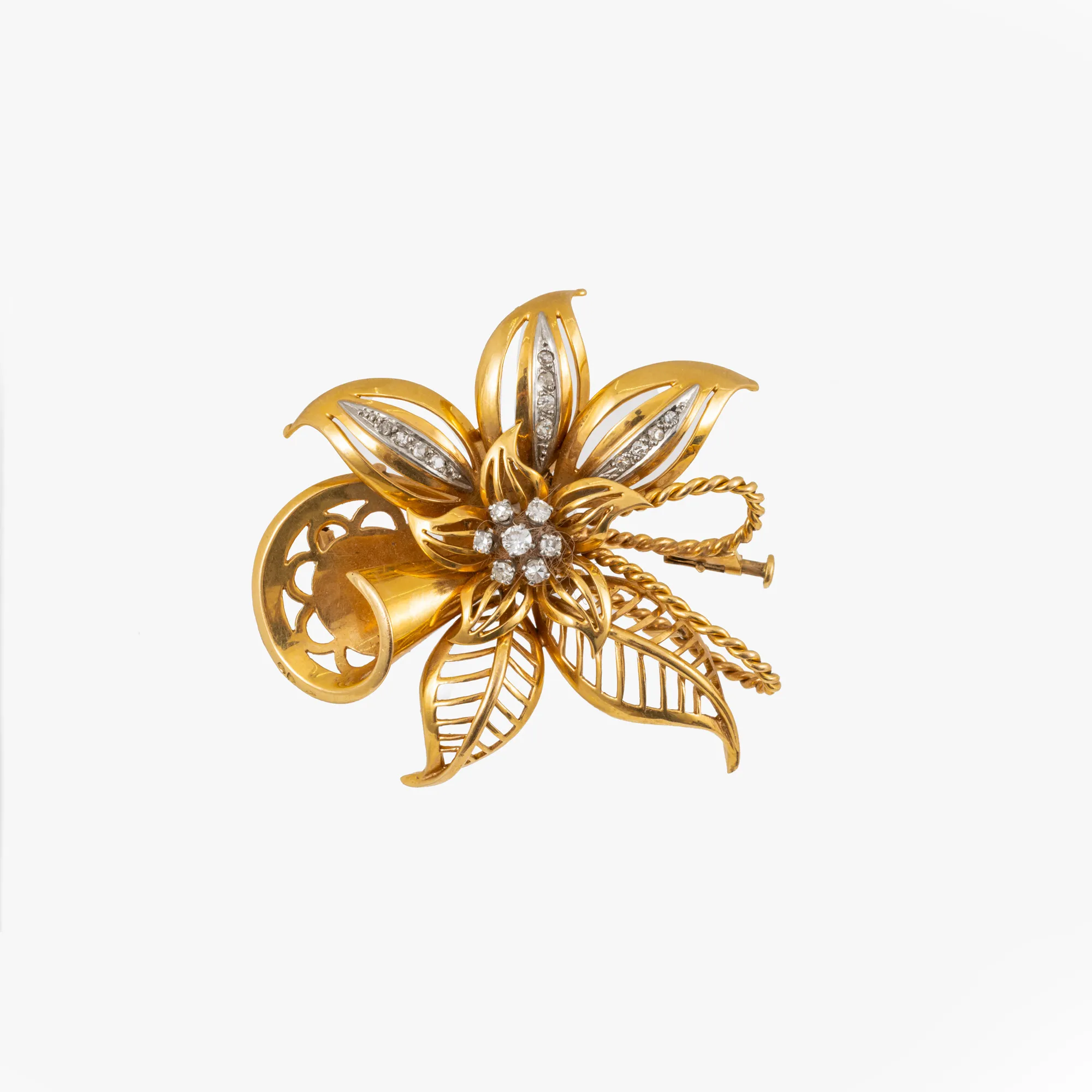 Gold and platinum brooch, in the shape of a flower, decorated with diamonds, circa 1970