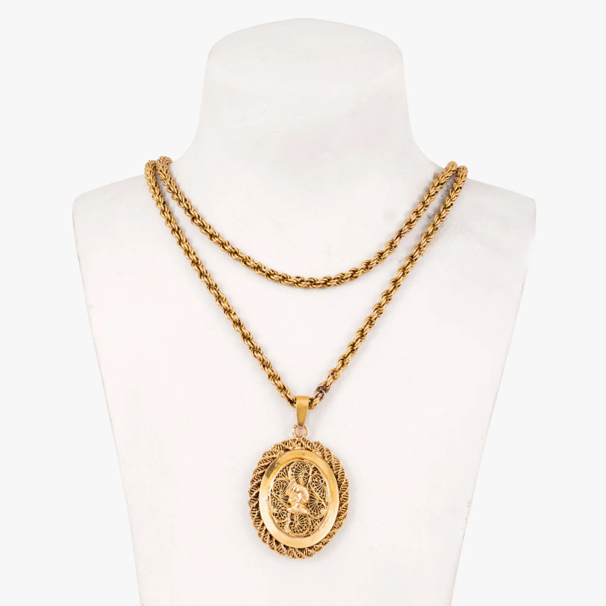 Gold chain with filigree-decorated pendant