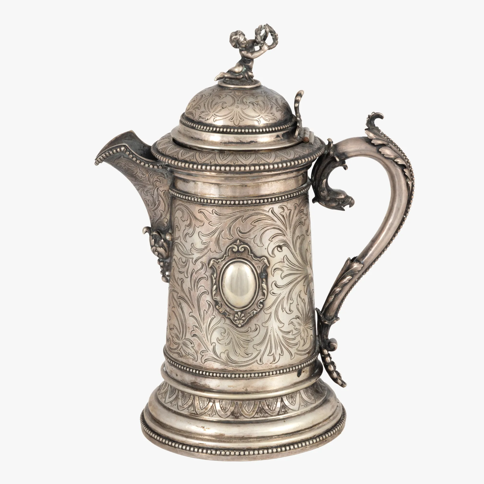 Monumentală carafă cu capac, din argint, decorată cu motive vegetale, putti și cap de șoim, sfârșitul sec. XIX, provine din colecția generalului Mihai Caraman