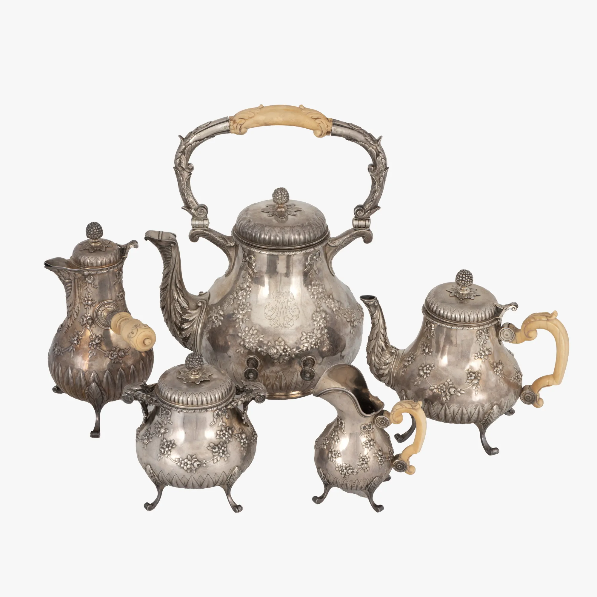 Serviciu Neo-Rococo din argint, format din recipient pentru apă, cafetieră, ceainic, letieră și zaharniță, decorat cu fildeș, semnat George Fouquet-Lapar, cca. 1930, provine din colecția generalului Mihai Caraman