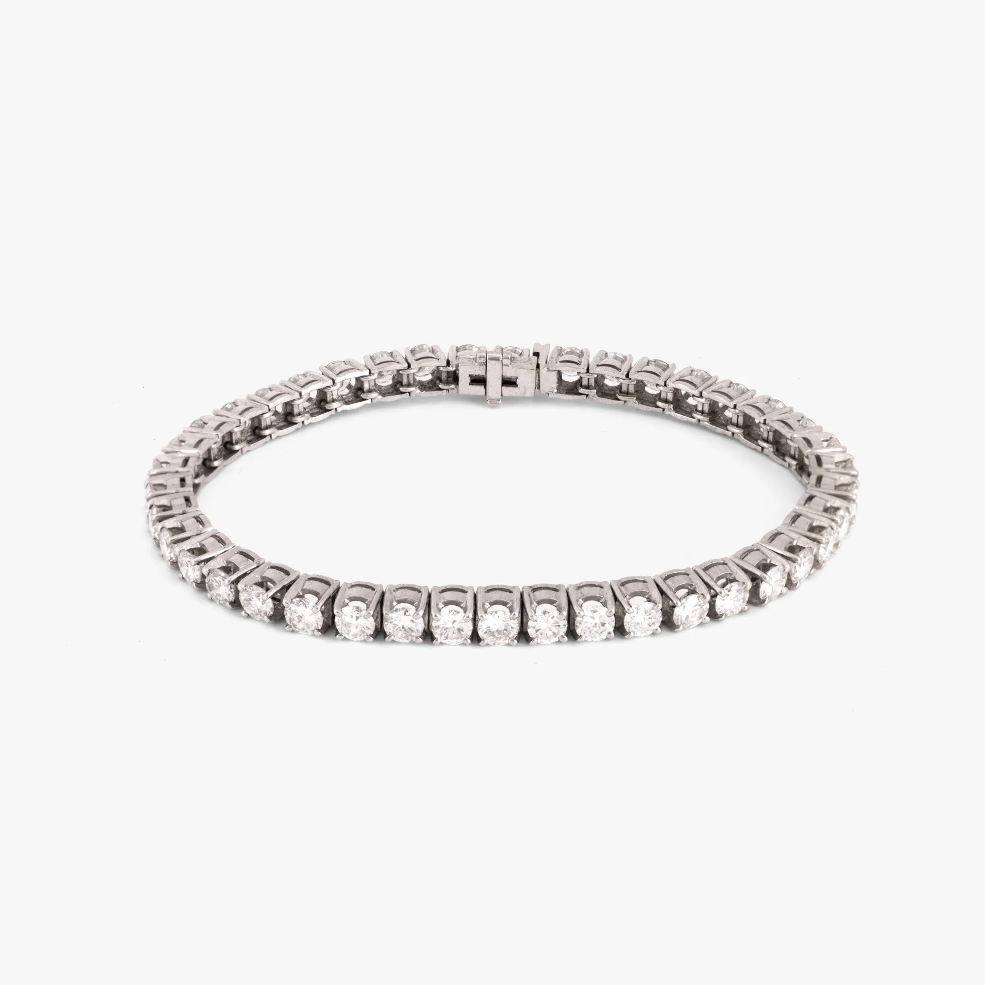 White gold tennis bracelet, decorated with diamonds