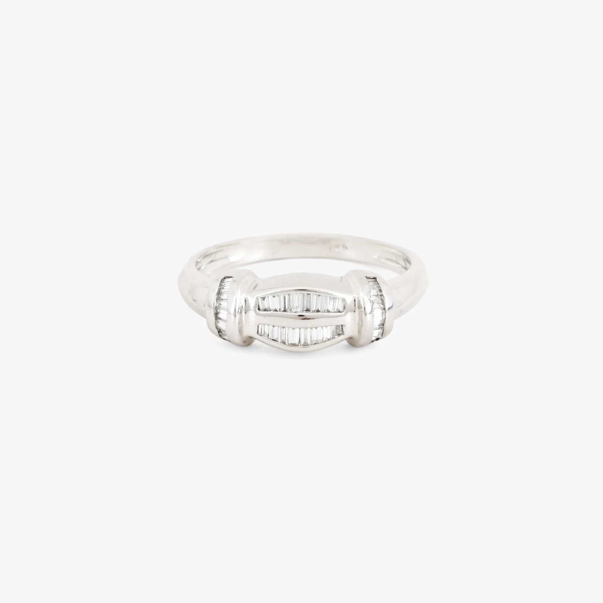 White gold ring, decorated with diamonds, accompanied by additional gemological certificate