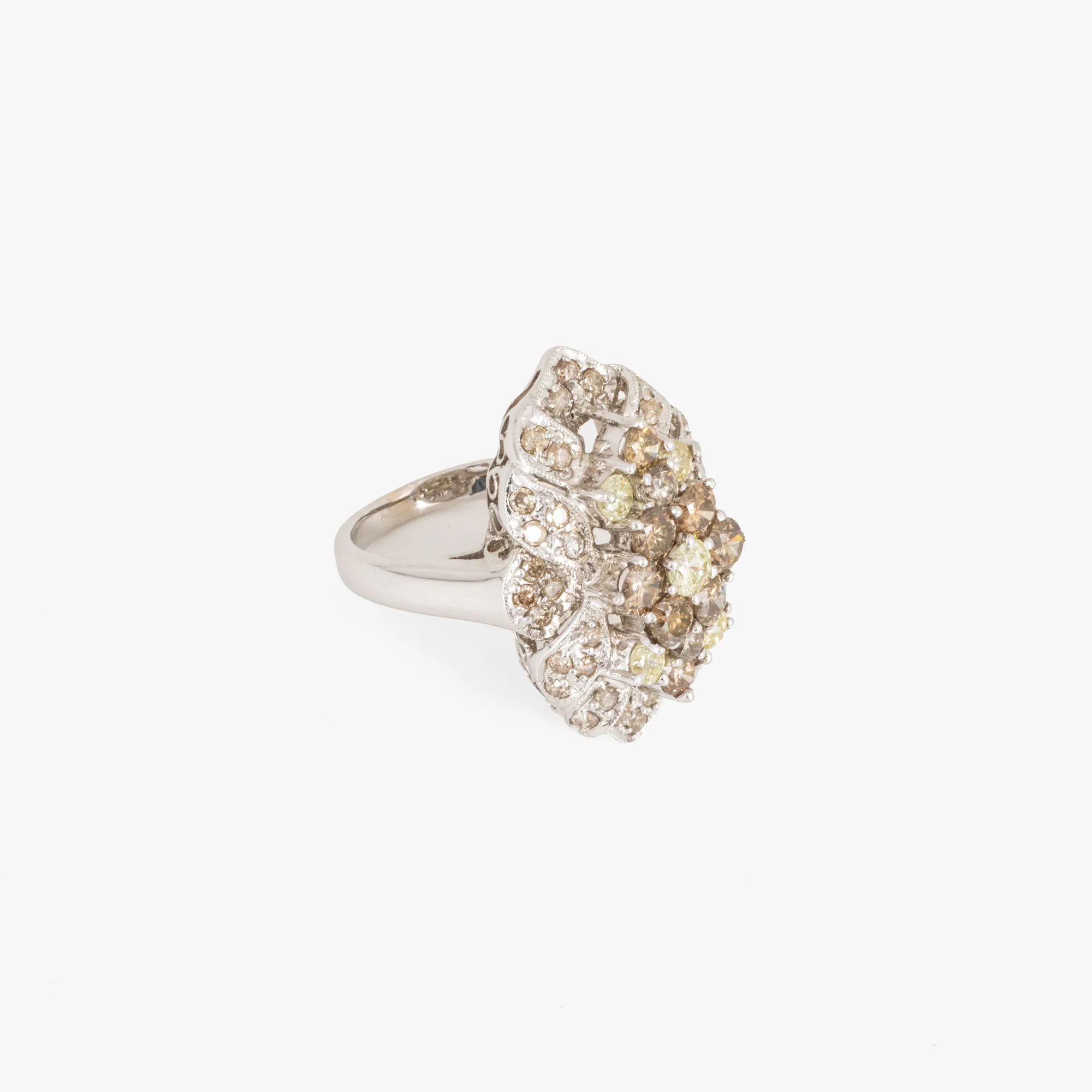 White gold set, consisting of ring and pendant, decorated with diamond pave, accompanied by IGI gemological certificate
