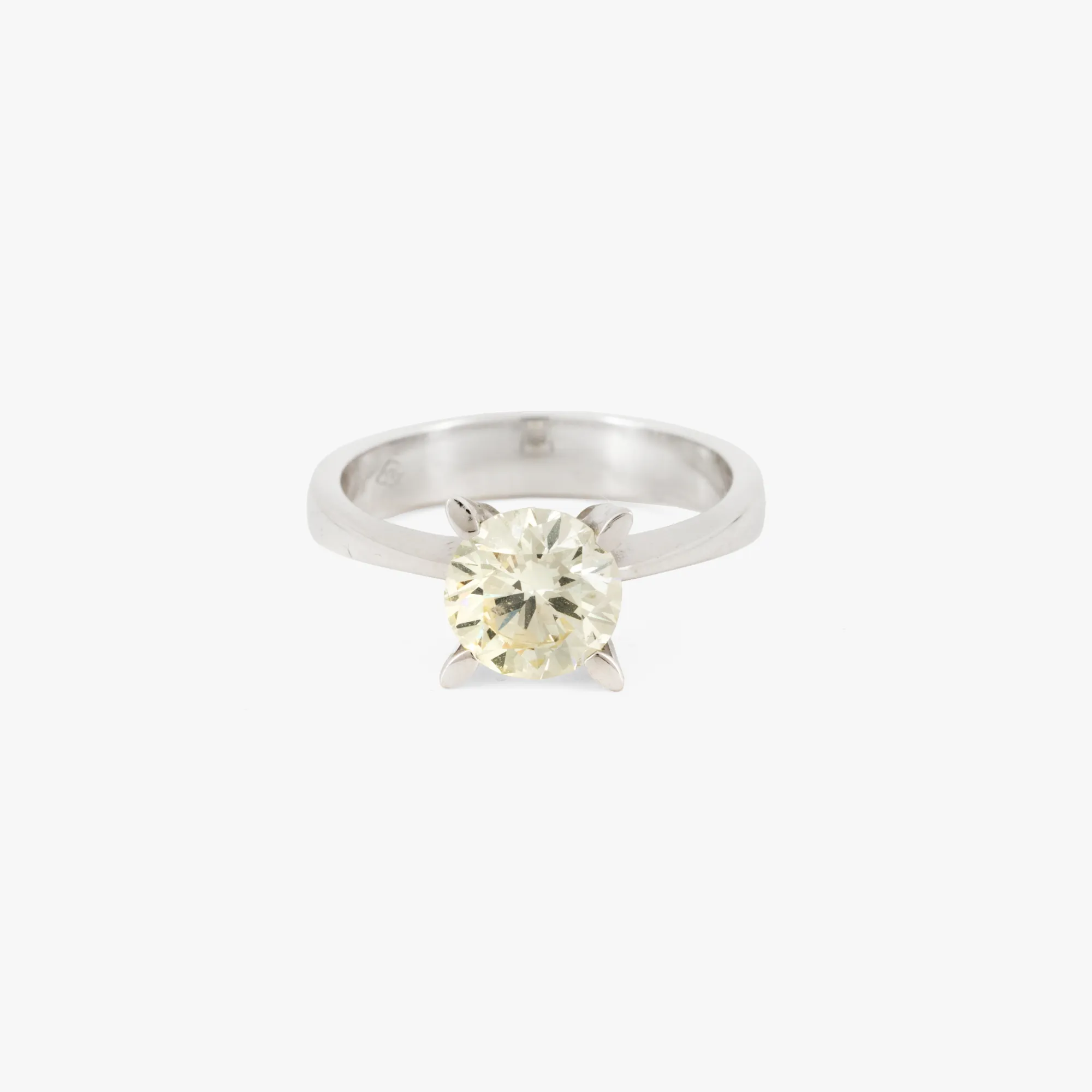 White gold ring, decorated with a solitaire diamond