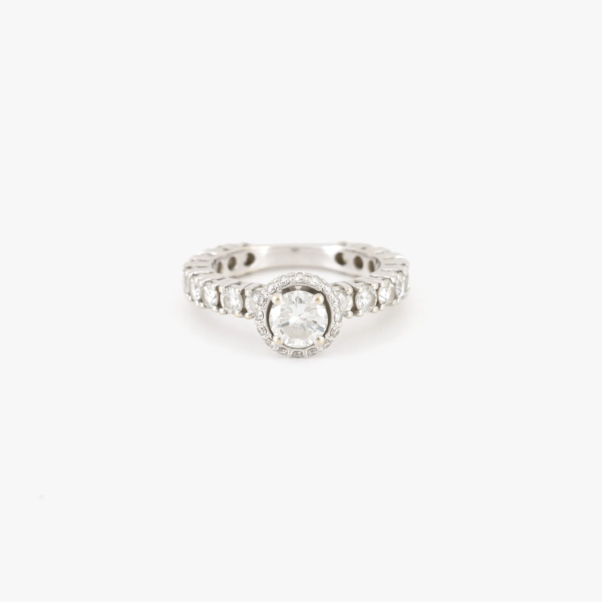 White gold ring, decorated with a central diamond surrounded by diamonds