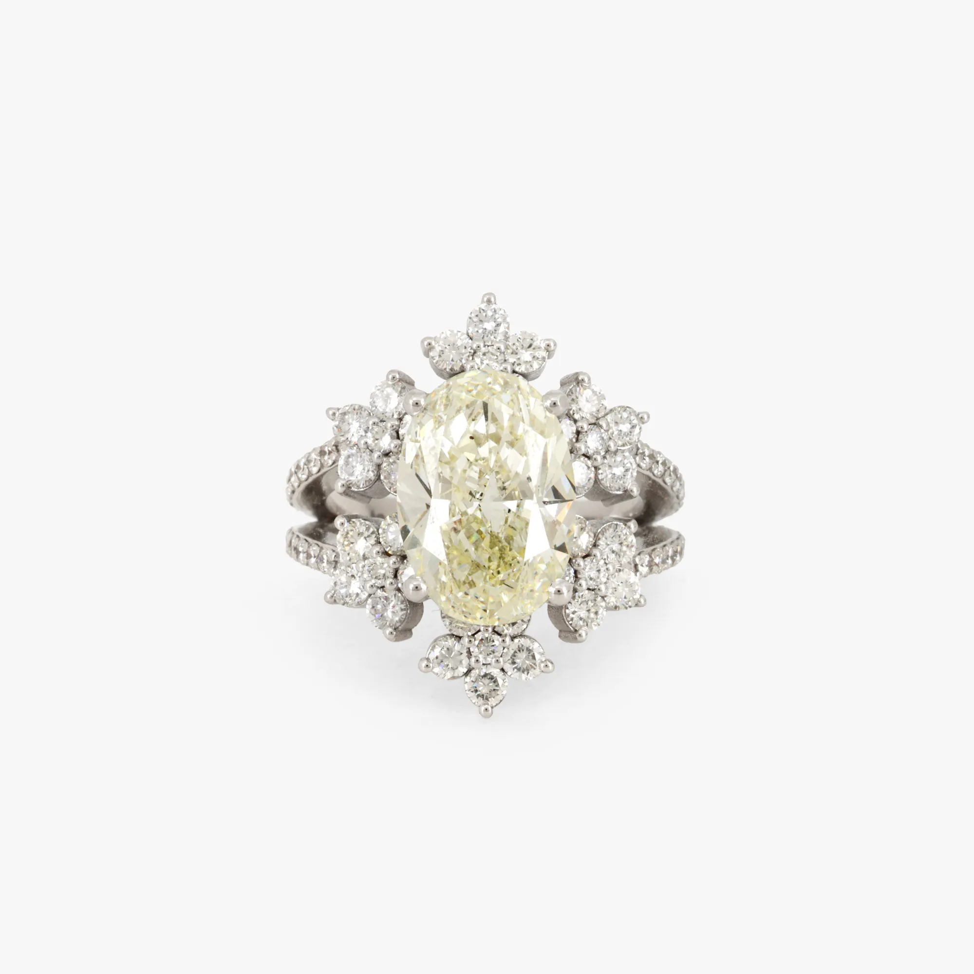Splendid white gold ring decorated with a 5.01 ct. diamond, accompanied by an additional gemological certificate
