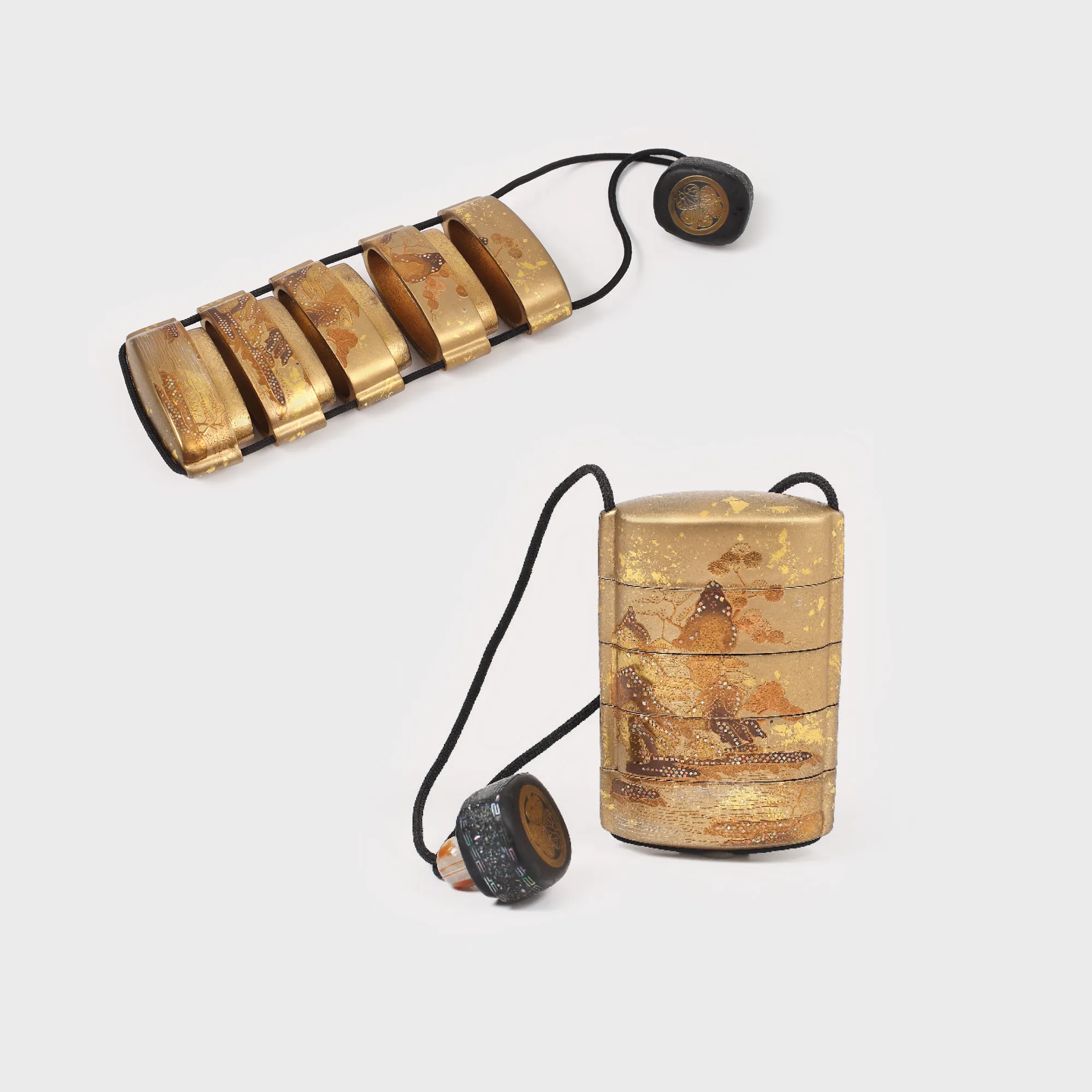 Inro japonez din lac Maki-e, însoţit de un netsuke de tip manjū, perioada Meiji (1868-1912)