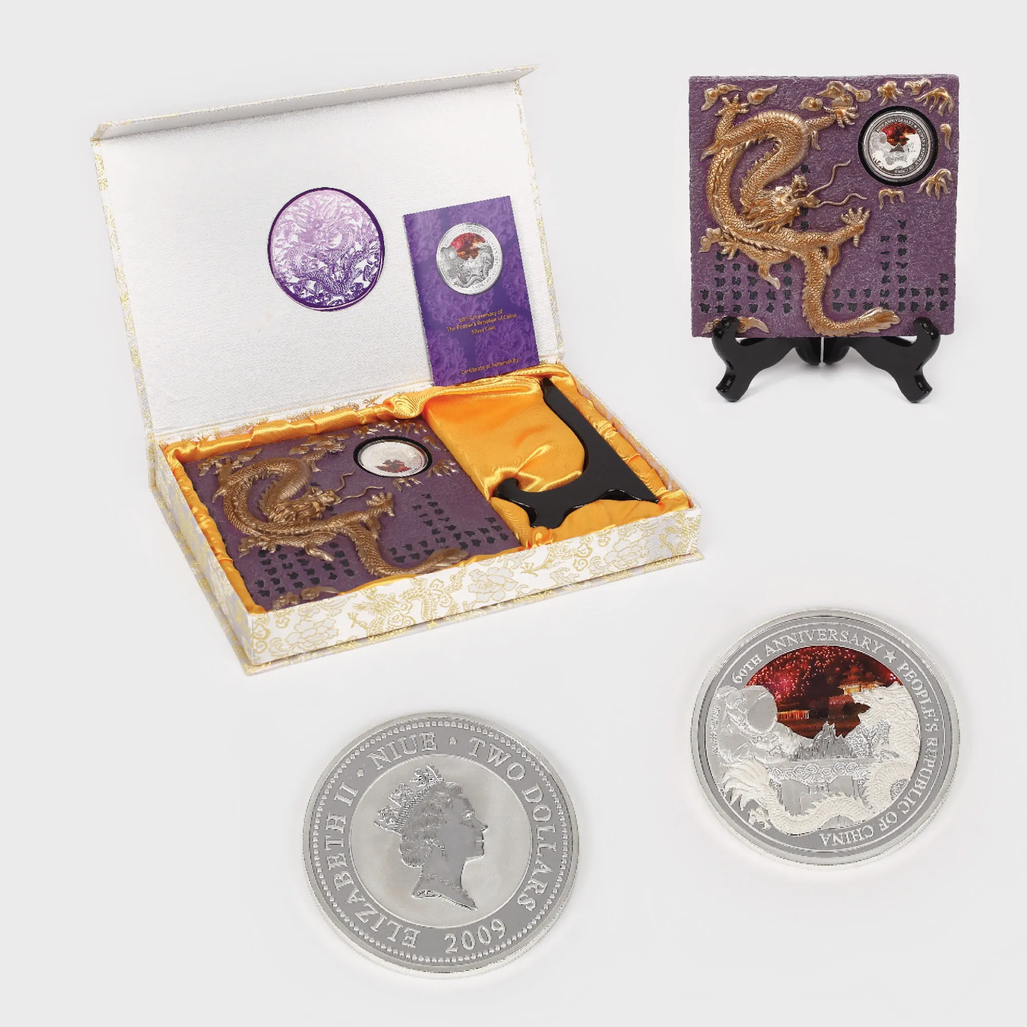 2 dolari din argint, 2009, Niue, monedă celebrând a 60-a aniversare a republicii China, în caseta originală cu suport ceramic reprezentând un dragon, lot însoțit de certificat de autenticitate