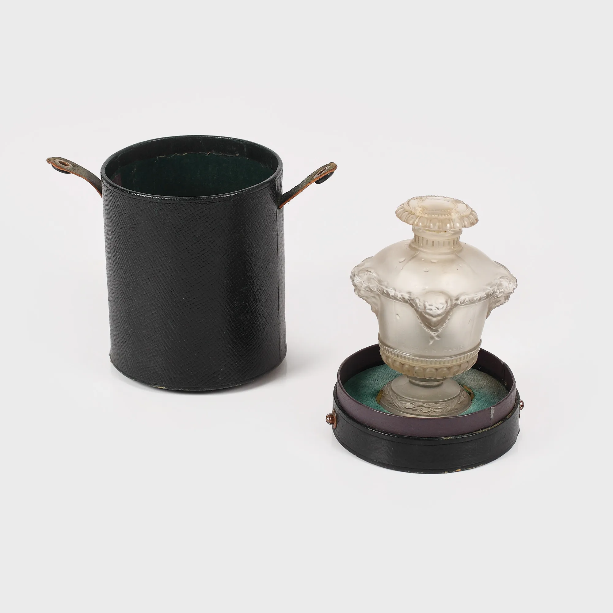 "Bouquet de Faunes" - flacon Lalique creat pentru parfumierul Guerlain, 1922