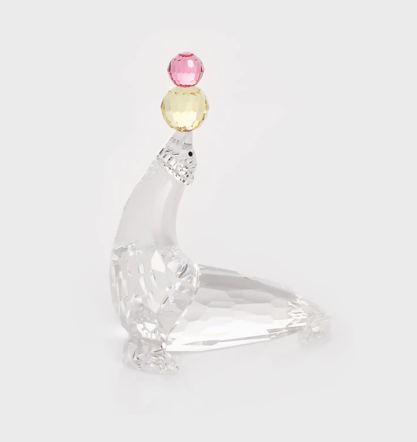 Simpatică focă din cristal Swarovski, jonglând mingi colorate