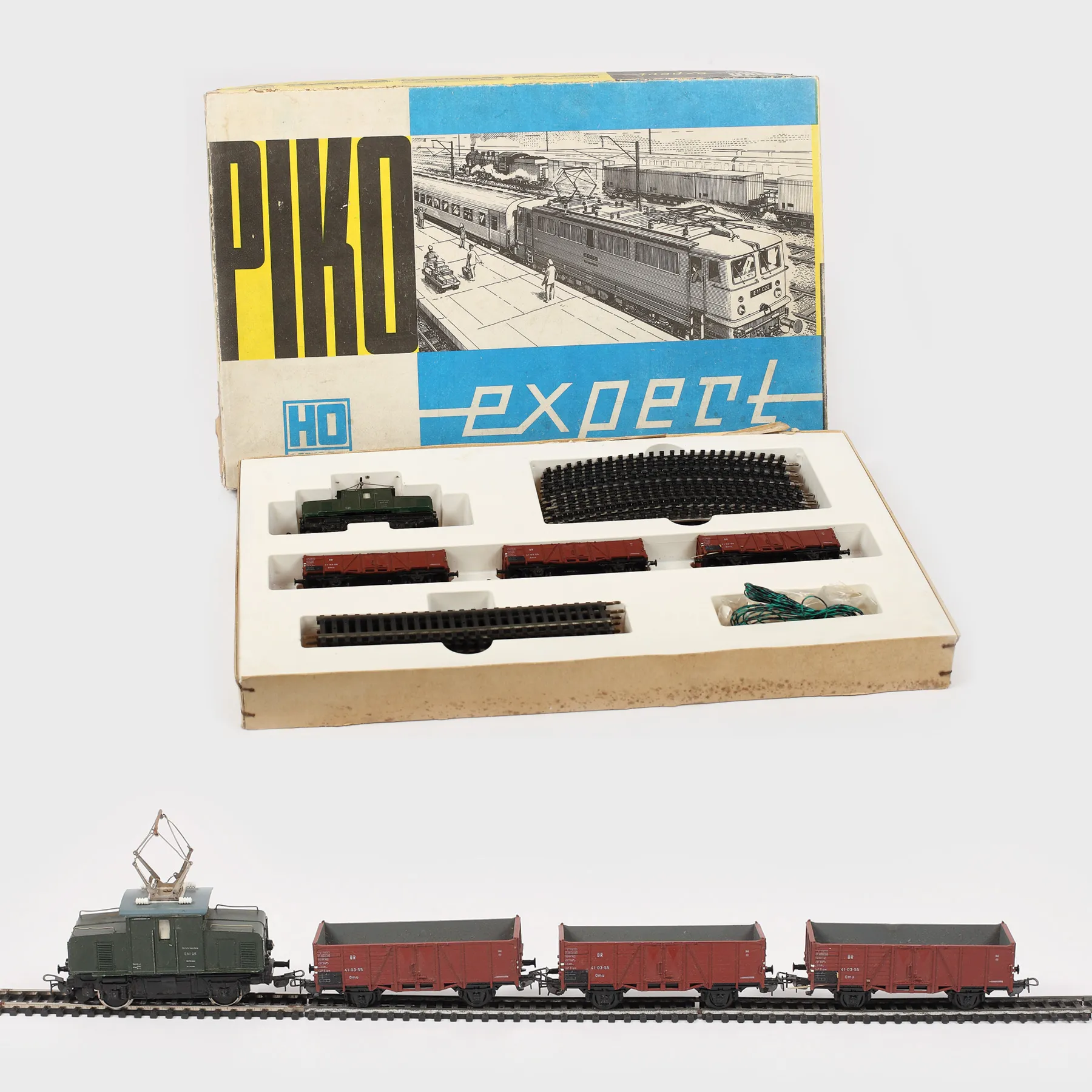Trenuleț electric Piko, compus din locomotivă și trei vagoane de marfă, cu circuit electric de șine, anii '80