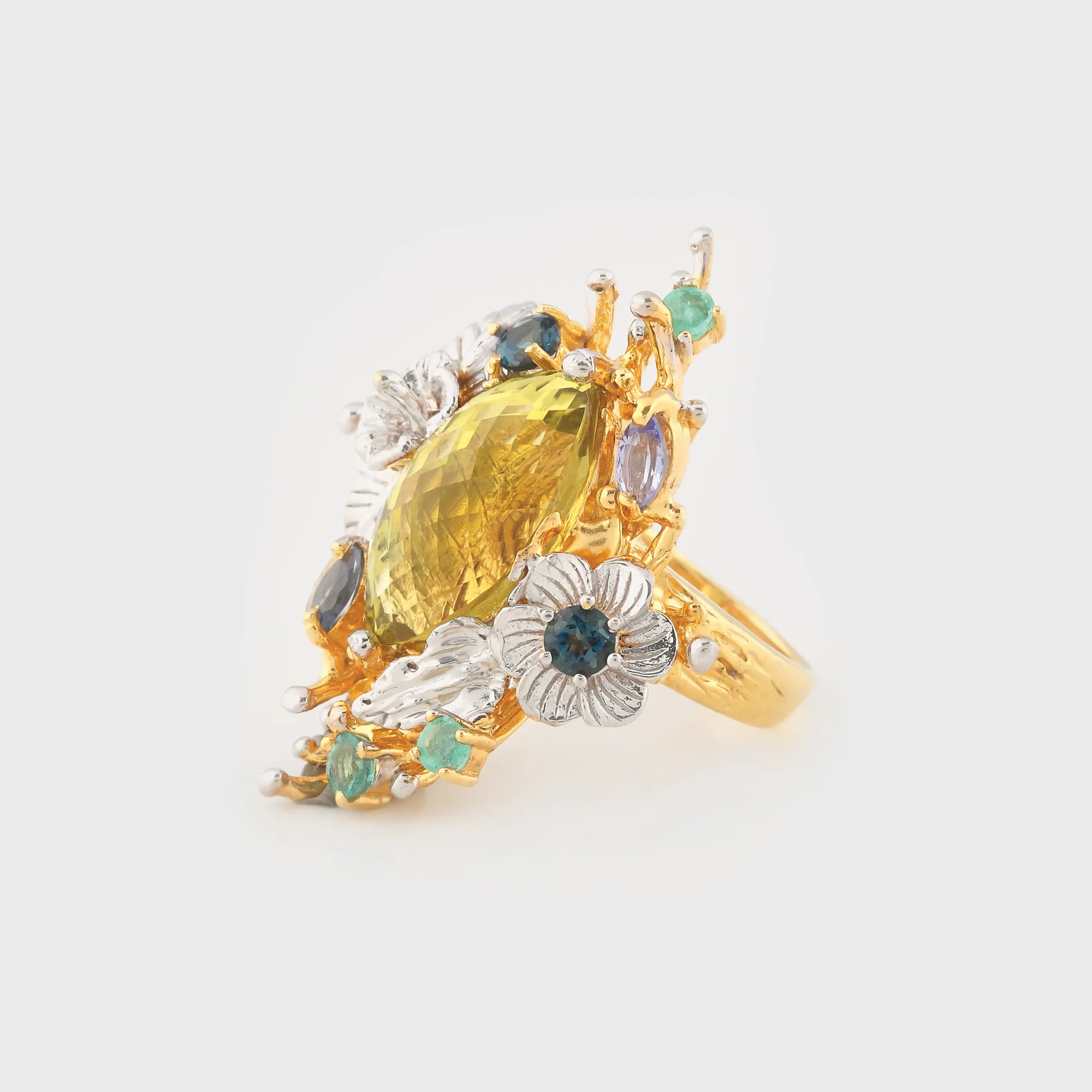 Impresionant inel din argint, decorat cu smaralde, safire, topaze și un mare citrin (9,9 ct.)