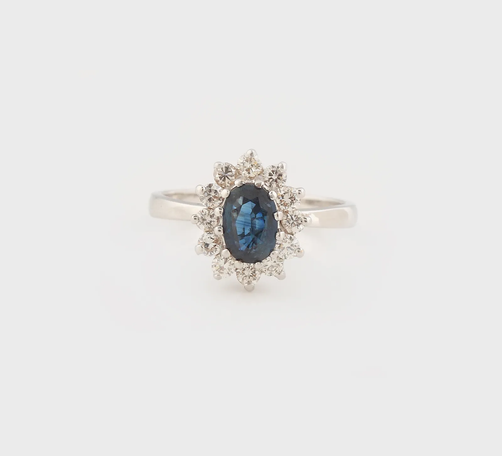 "Floare de safir" - inel din aur alb, decorat cu safir şi diamante 