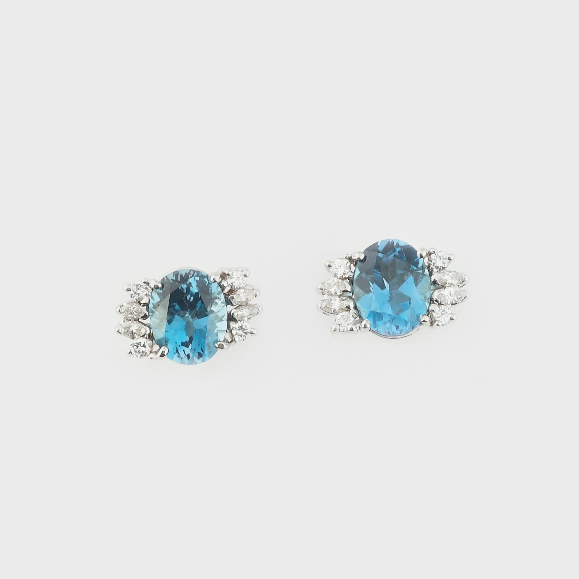 Pereche de cercei din aur alb, decorată cu topaze London Blue şi diamante