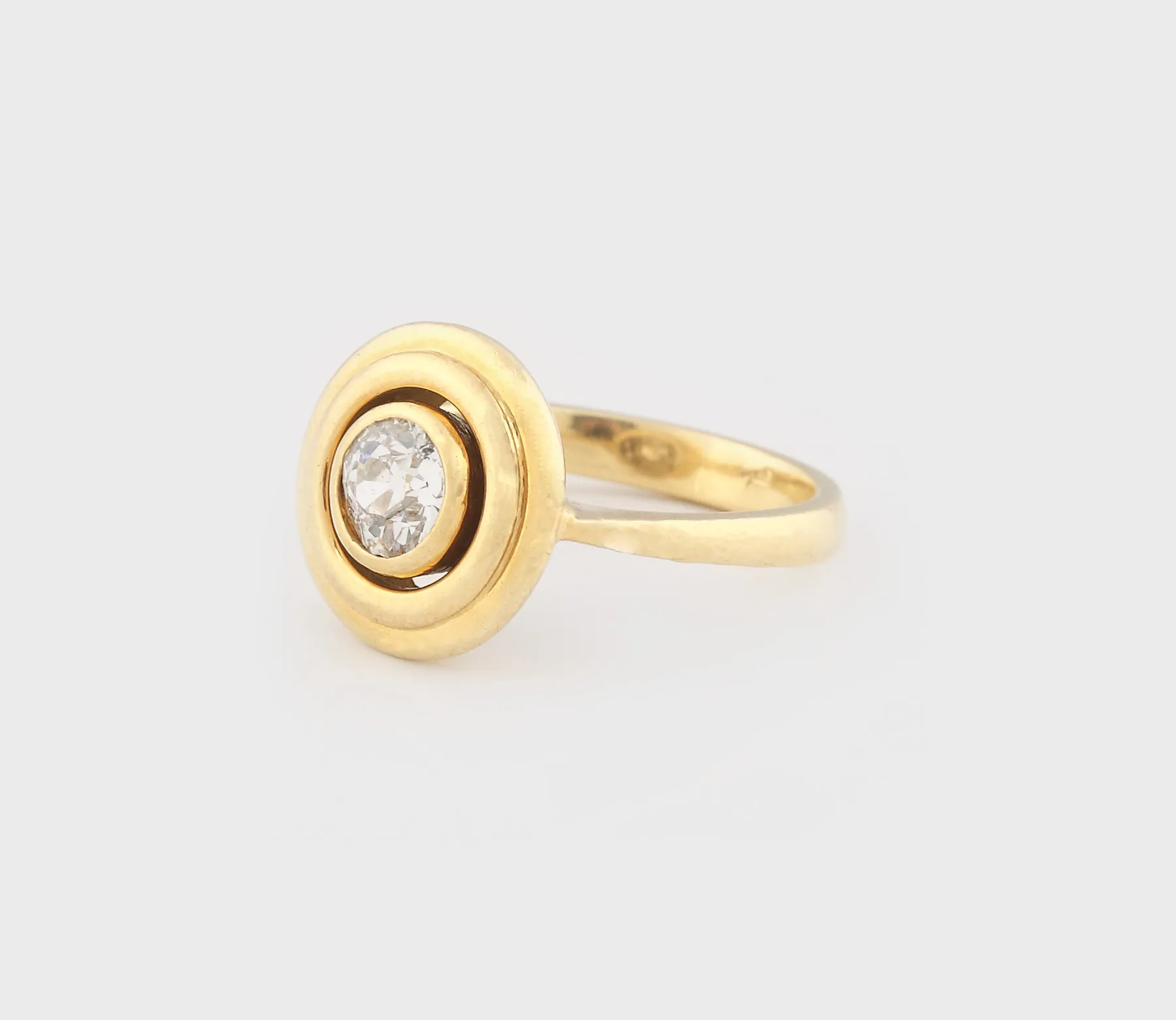 Inel din aur, decorat cu un frumos diamant solitaire (0,8 ct.)