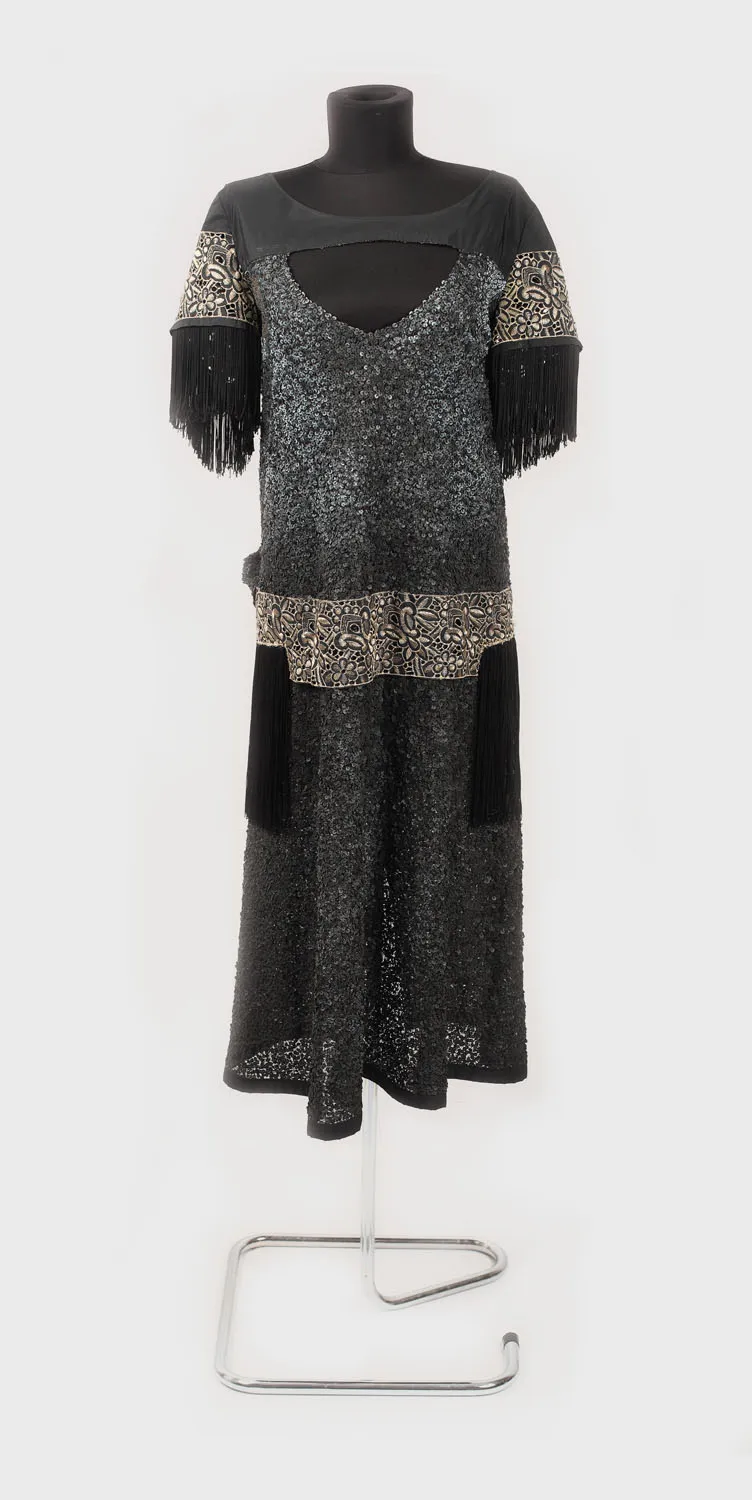 Rochie cu broderie aurie purtată de actriţa Virginia Mirea în spectacolul „Casa Zoikăi” de Mihail Bulgakov, regia Alexandru Tocilescu, costume Anca Pâslaru