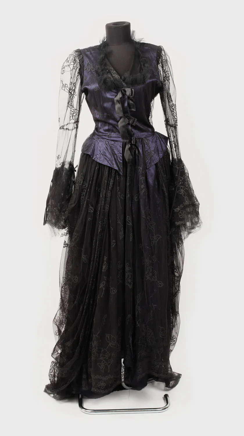 Rochie din dantelă, purtată de actriţa Mirela Oprisor în rolul Violei din spectacolul "A douăsprezecea noapte" de Shakespeare, în regia lui Gelu Colceag, costum realizat de Liliana Cenean