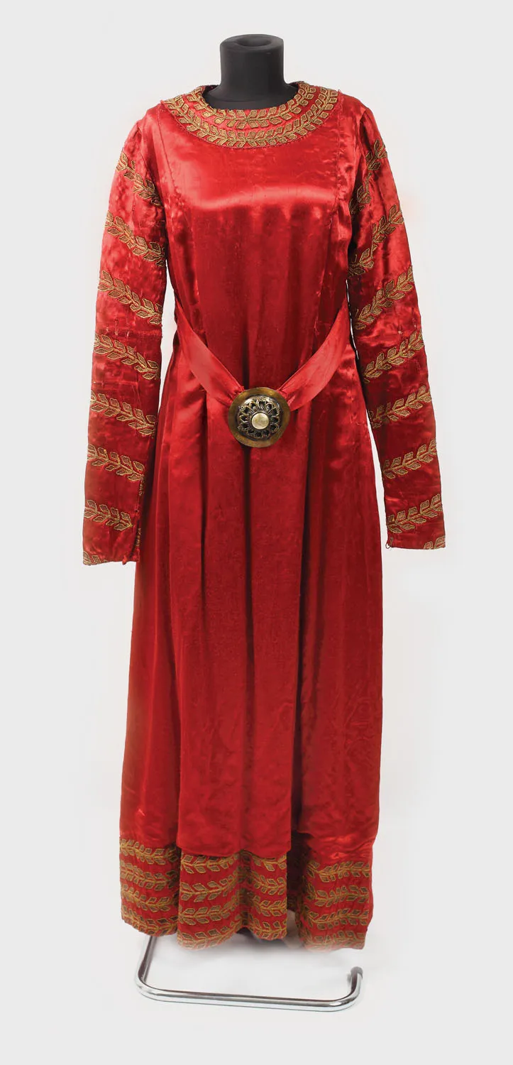 Costum purtat de Mihaela Juvara în spectacolul "Răzvan şi Vidra" din 1955, în regia lui Ion Olteanu, scenograf Mircea Marosin
