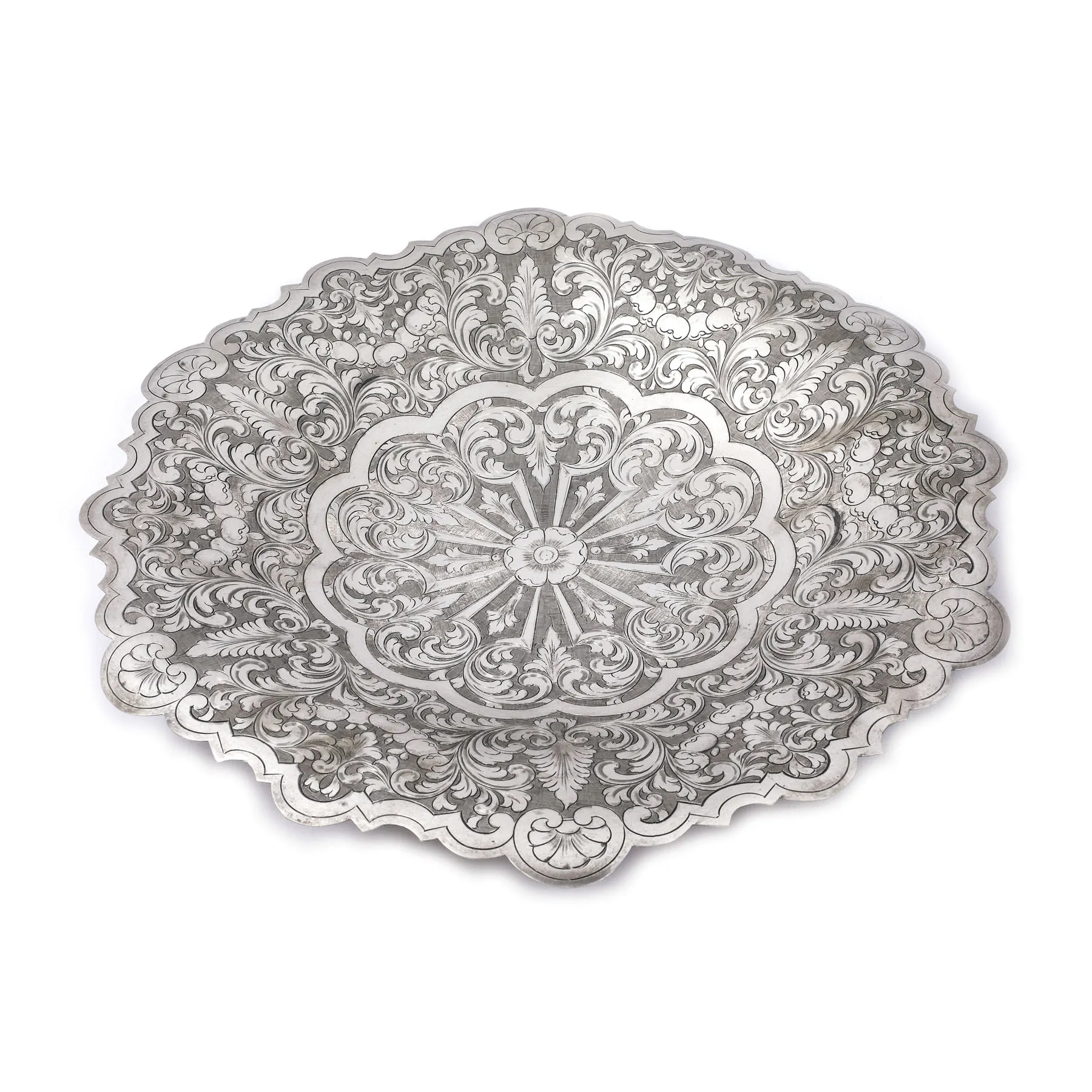 Platou din argint, gravat cu elemente floral-vegetale