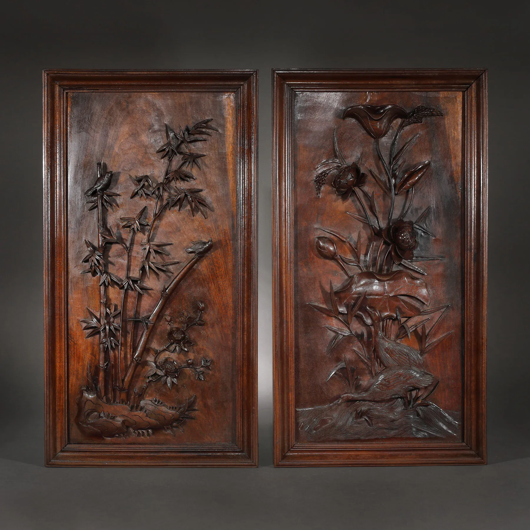 Pereche de panouri imperiale, din lemn de huanghuali, decorate cu motive vegetale și lacustre, perioada Qianlong, China, cca. 1736-1795