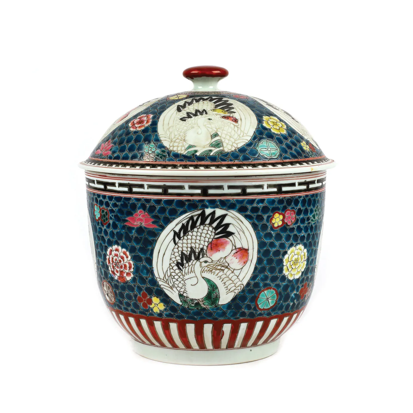Rar și impresionant vas cu capac, din porțelan decorat cu cocostârci și motive florale, pictat cu email și gravat parțial în tehnica sgraffito, purtând marca împăratului Kangxi, China, sec. XIX