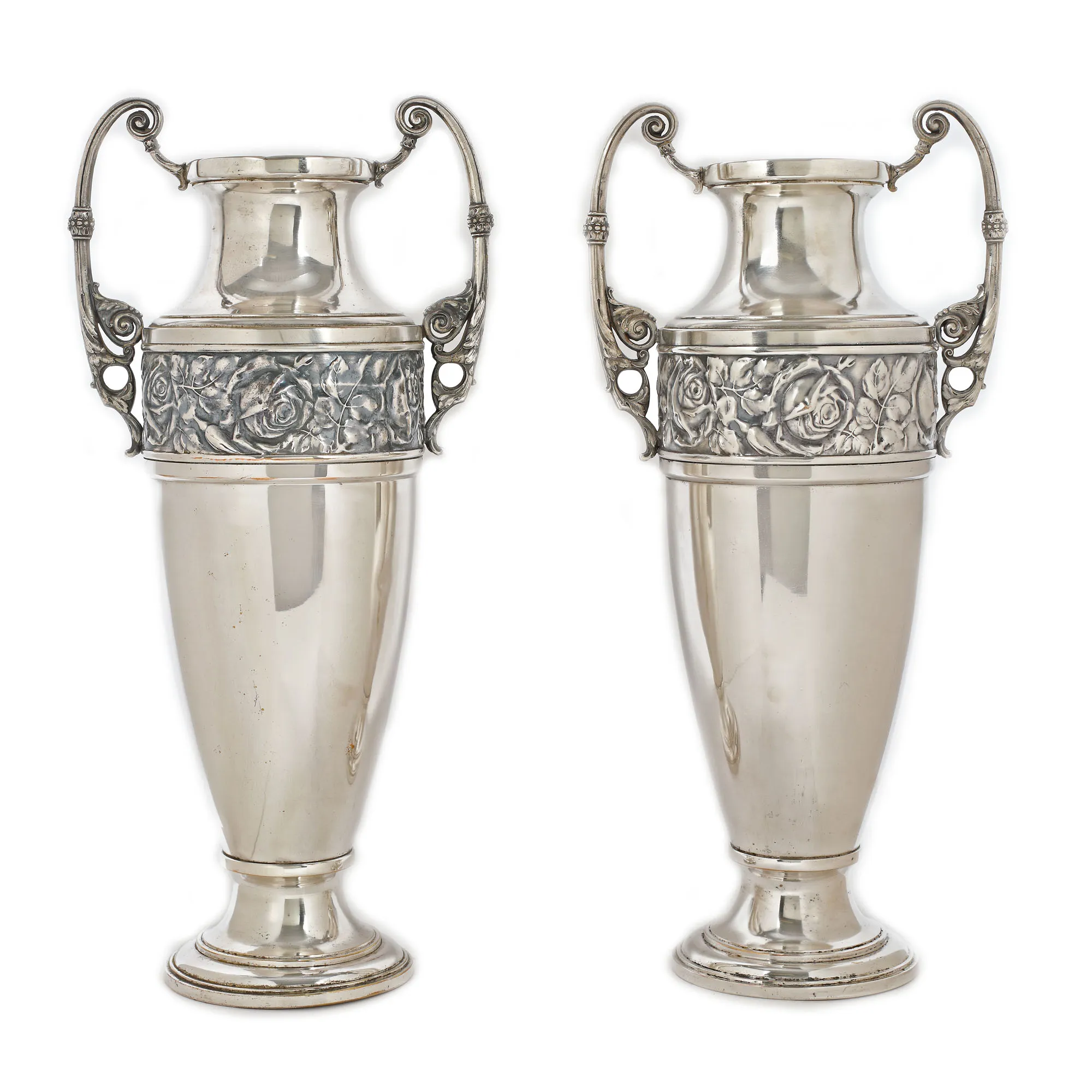 Pereche de vase în manieră Neoclasică, din metal argintat, decorată cu frize florale, cca. 1945