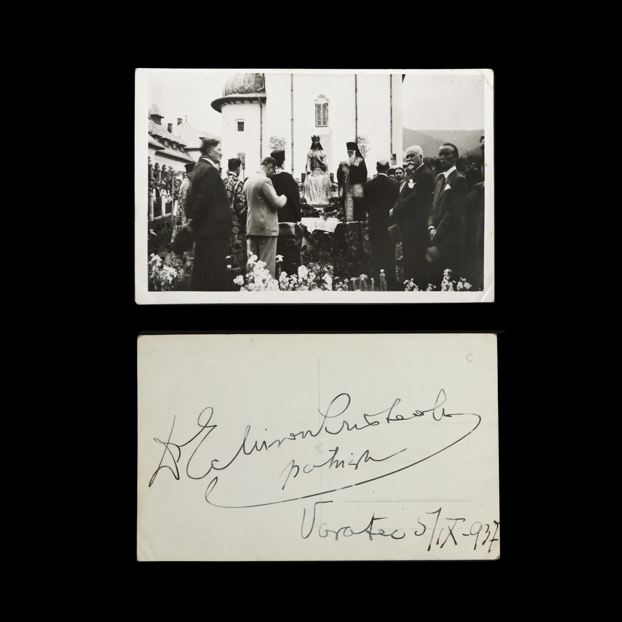 Carte poștală ilustrându-l pe Patriarhul Miron Cristea oficiind o slujbă la Mănăstirea Văratec, 5 septembrie 1937, cu semnătura olografă